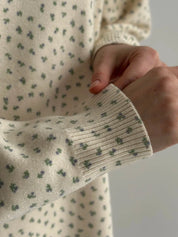 Sweter dziany, mleczny w niebieskie kwiatki