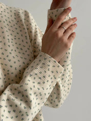 Sweter dziany, mleczny w niebieskie kwiatki