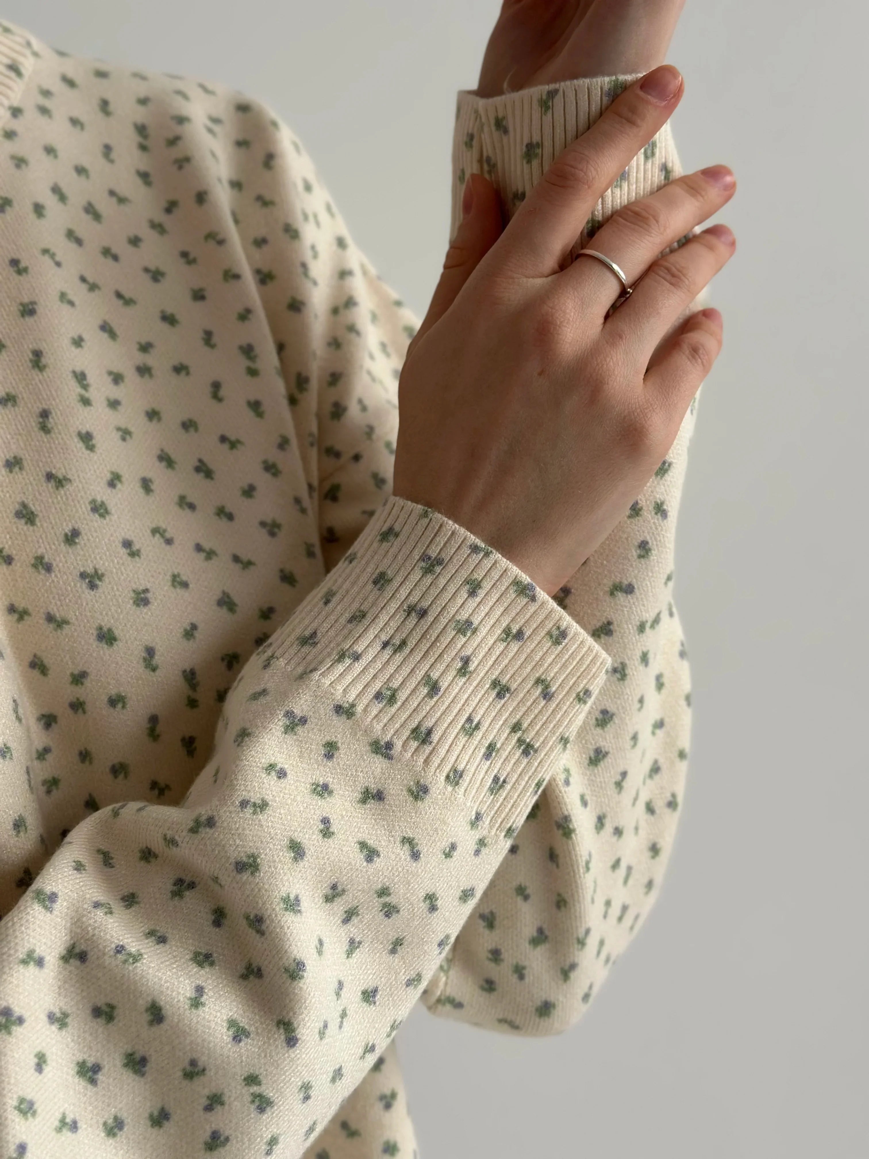 Sweter dziany, mleczny w niebieskie kwiatki