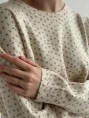 Sweter dziany, mleczny w niebieskie kwiatki