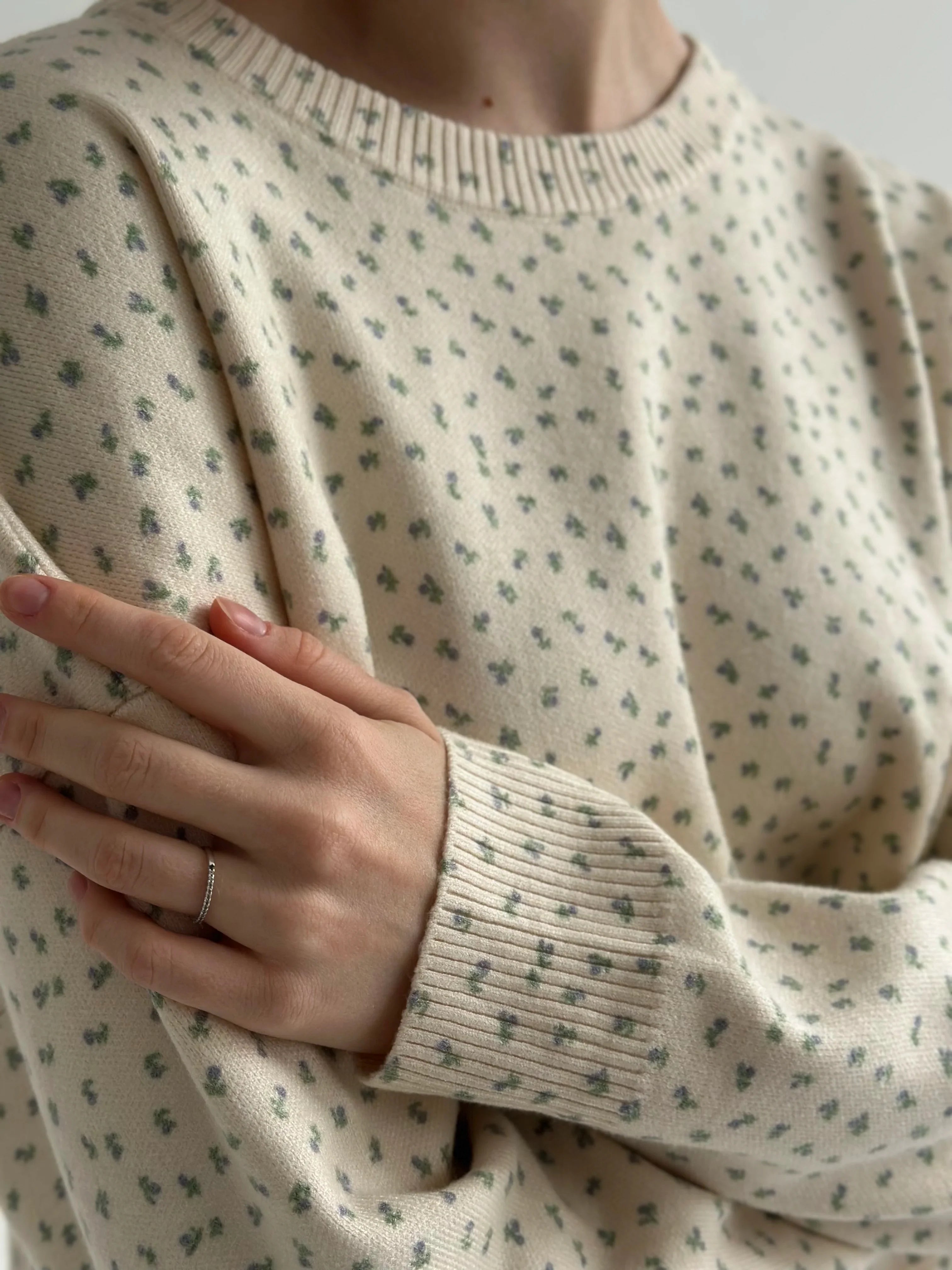 Sweter dziany, mleczny w niebieskie kwiatki