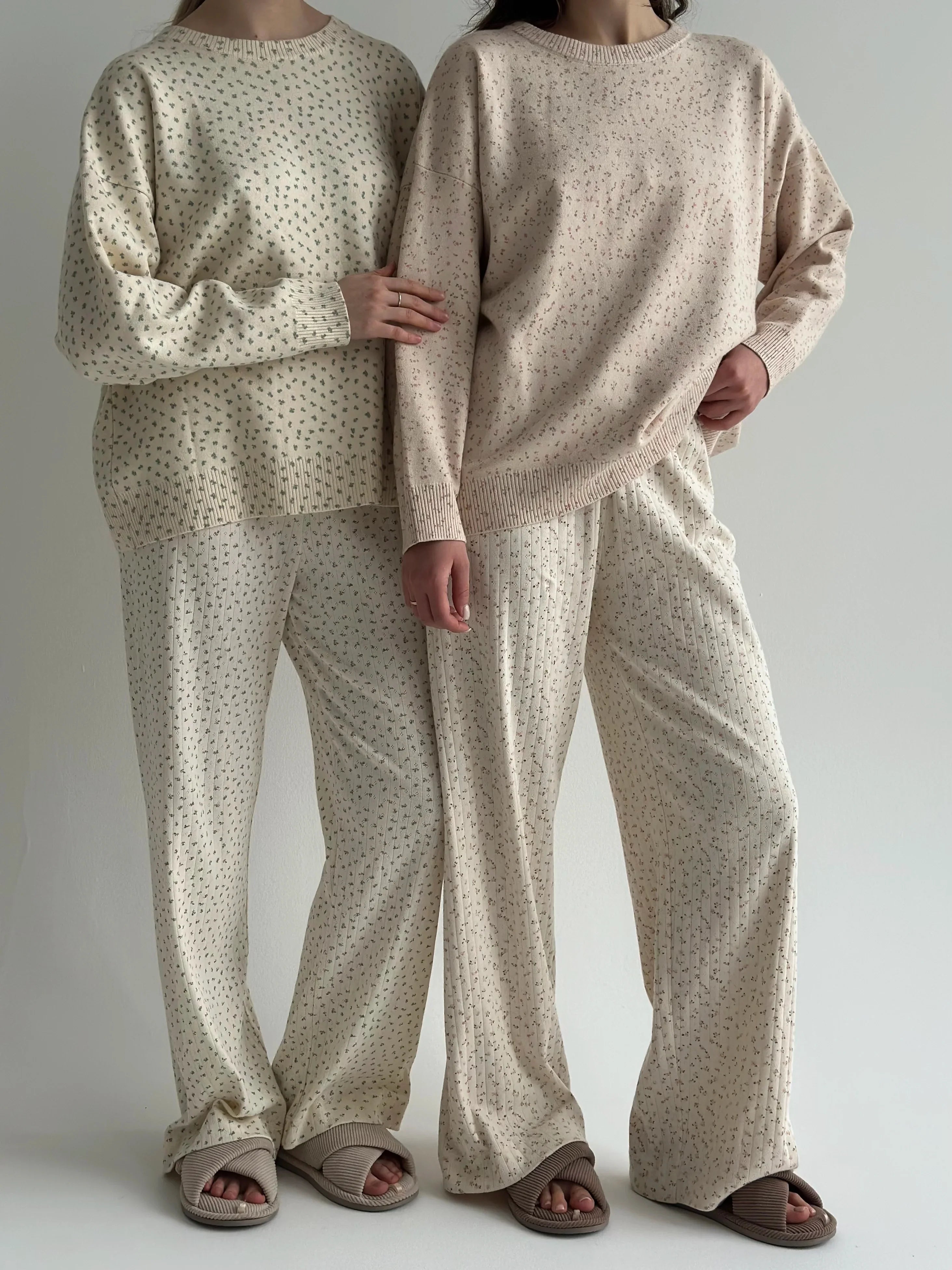 Sweter dziany, mleczny w niebieskie kwiatki
