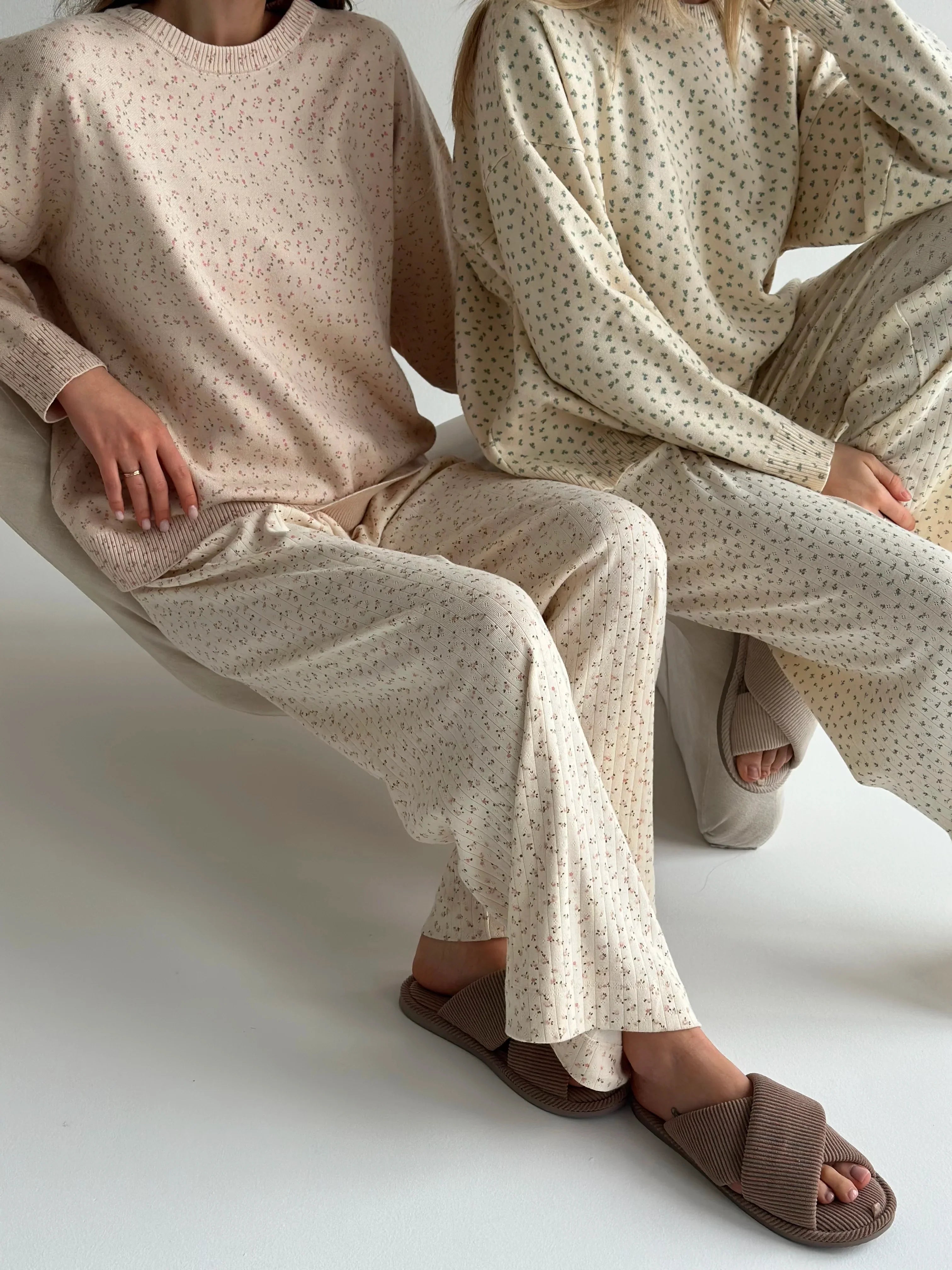 Sweter dziany, mleczny w niebieskie kwiatki