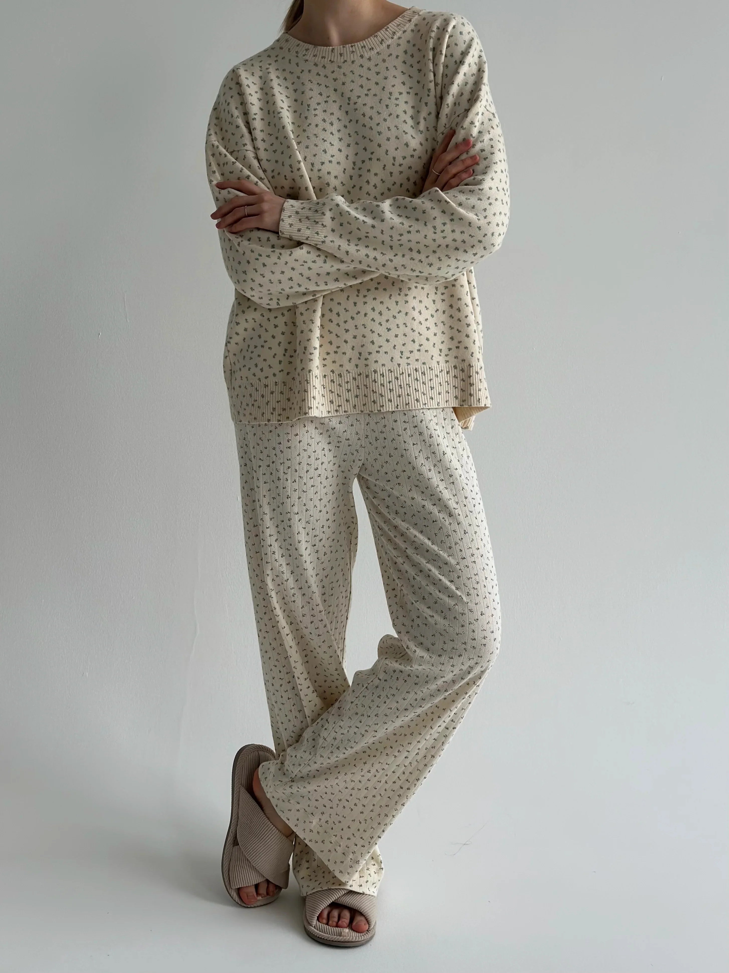 Sweter dziany, mleczny w niebieskie kwiatki