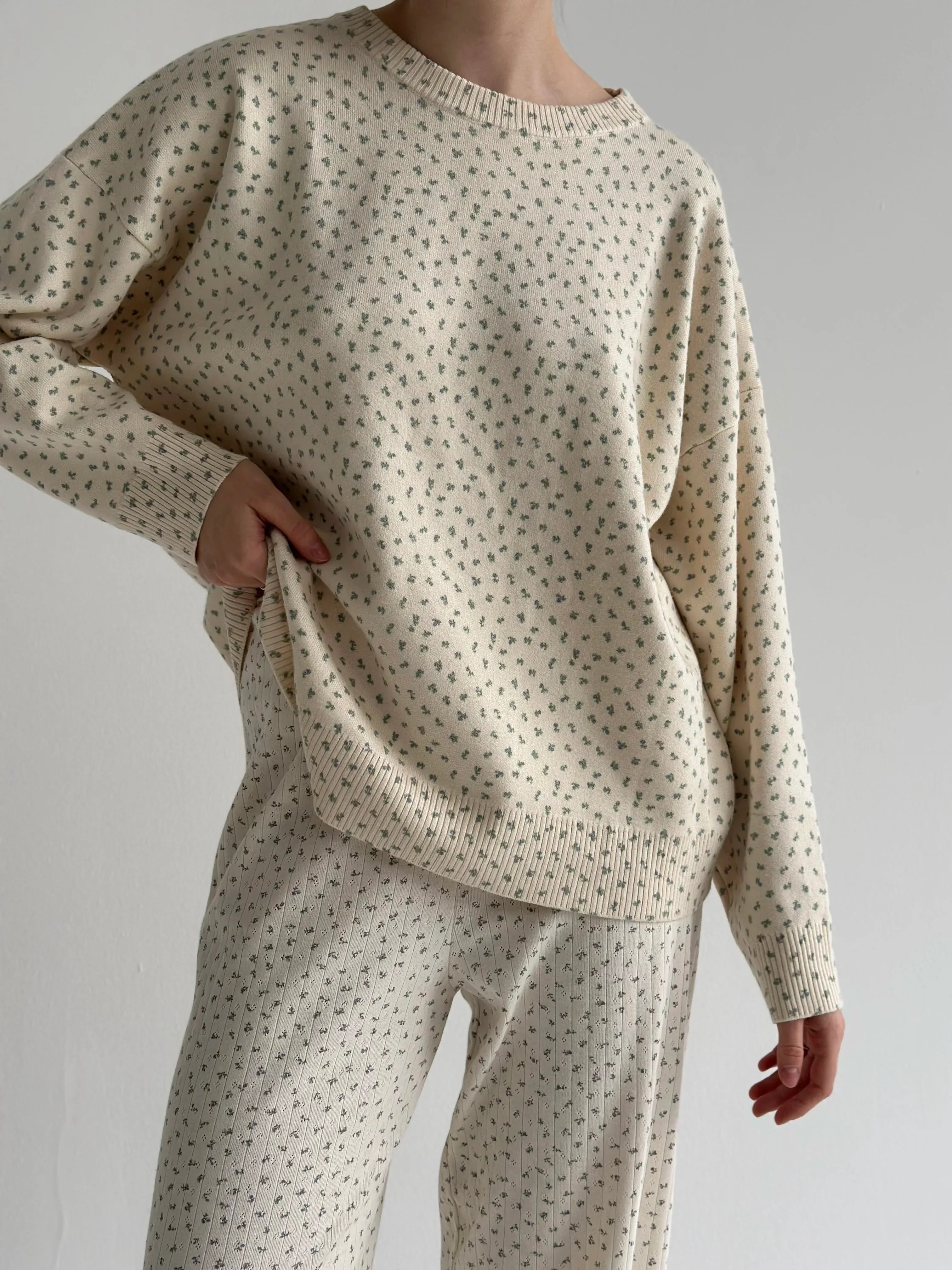 Sweter dziany, mleczny w niebieskie kwiatki