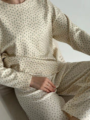 Sweter dziany, mleczny w niebieskie kwiatki