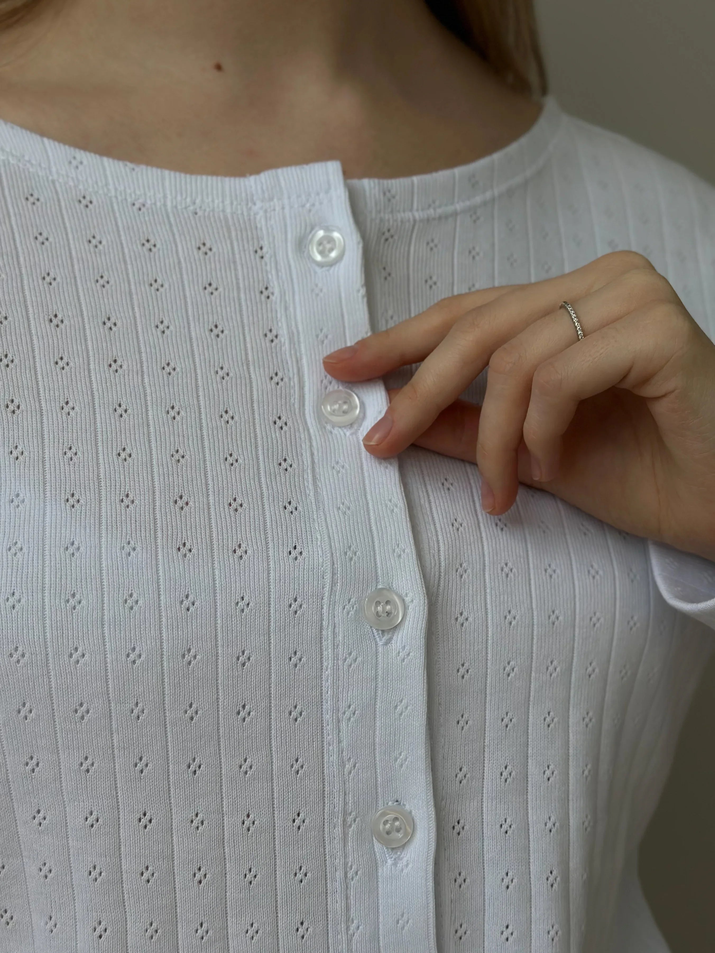Koszulka longsleeve rozpinana z guzikami, z ribany prążkowanej, biała