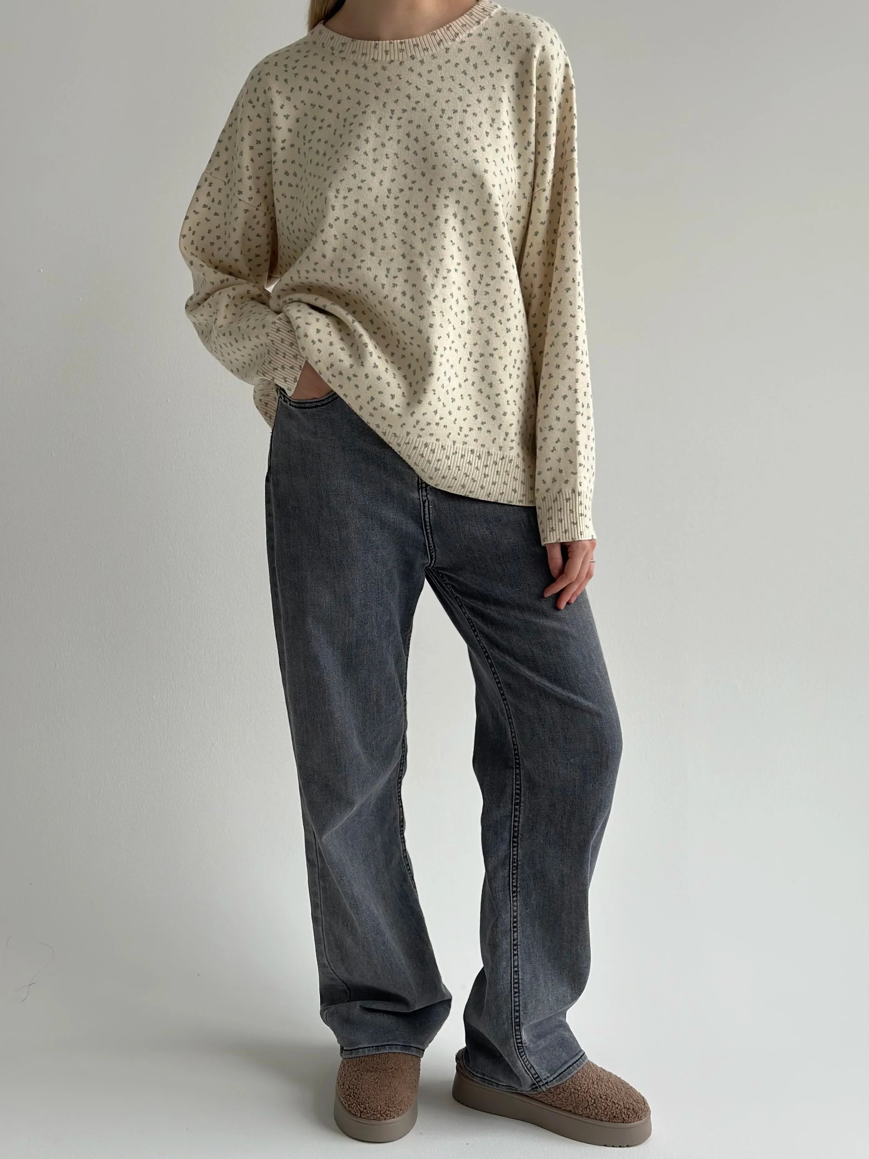 Sweter dziany, mleczny w niebieskie kwiatki