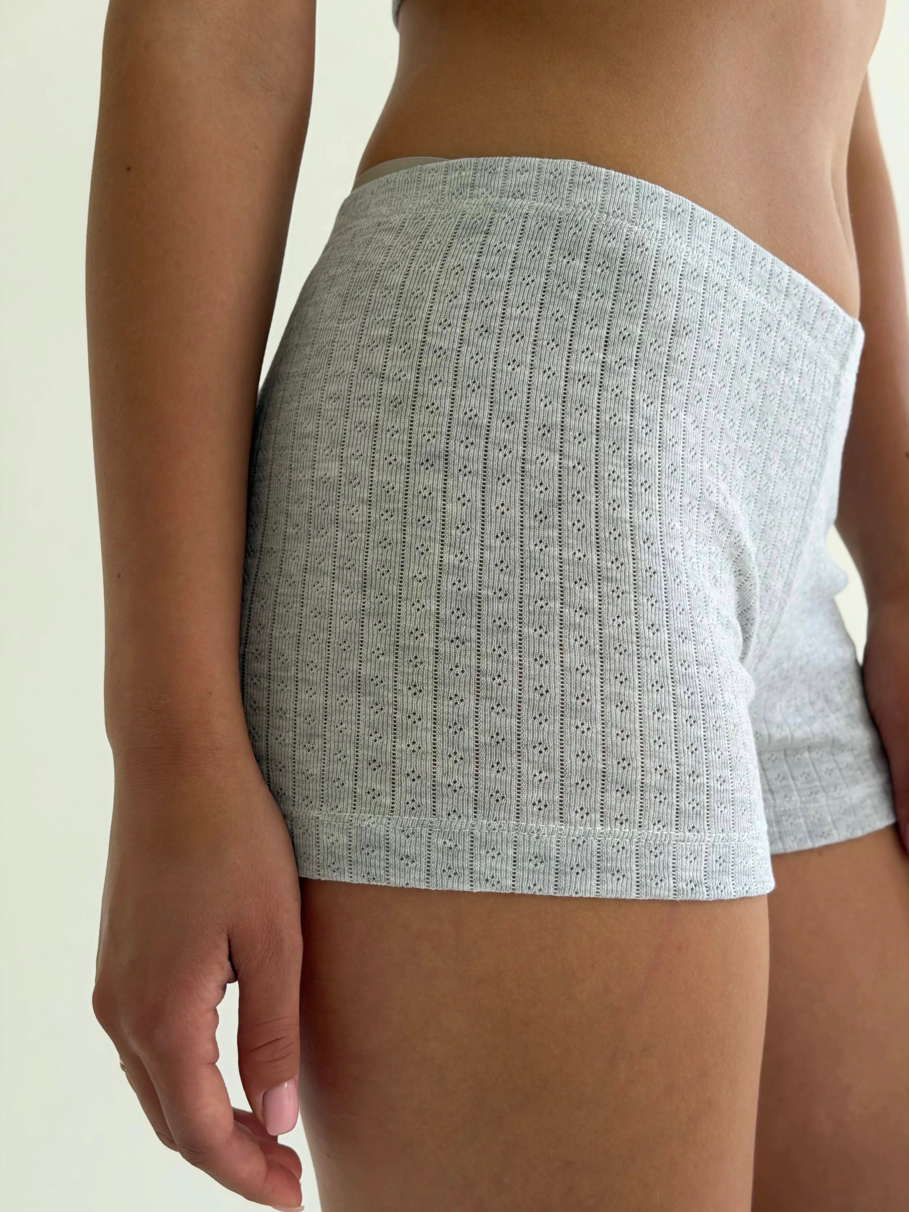 Komplet top mini na ramiączkach i szorty mini, dzianina prążkowana, biały