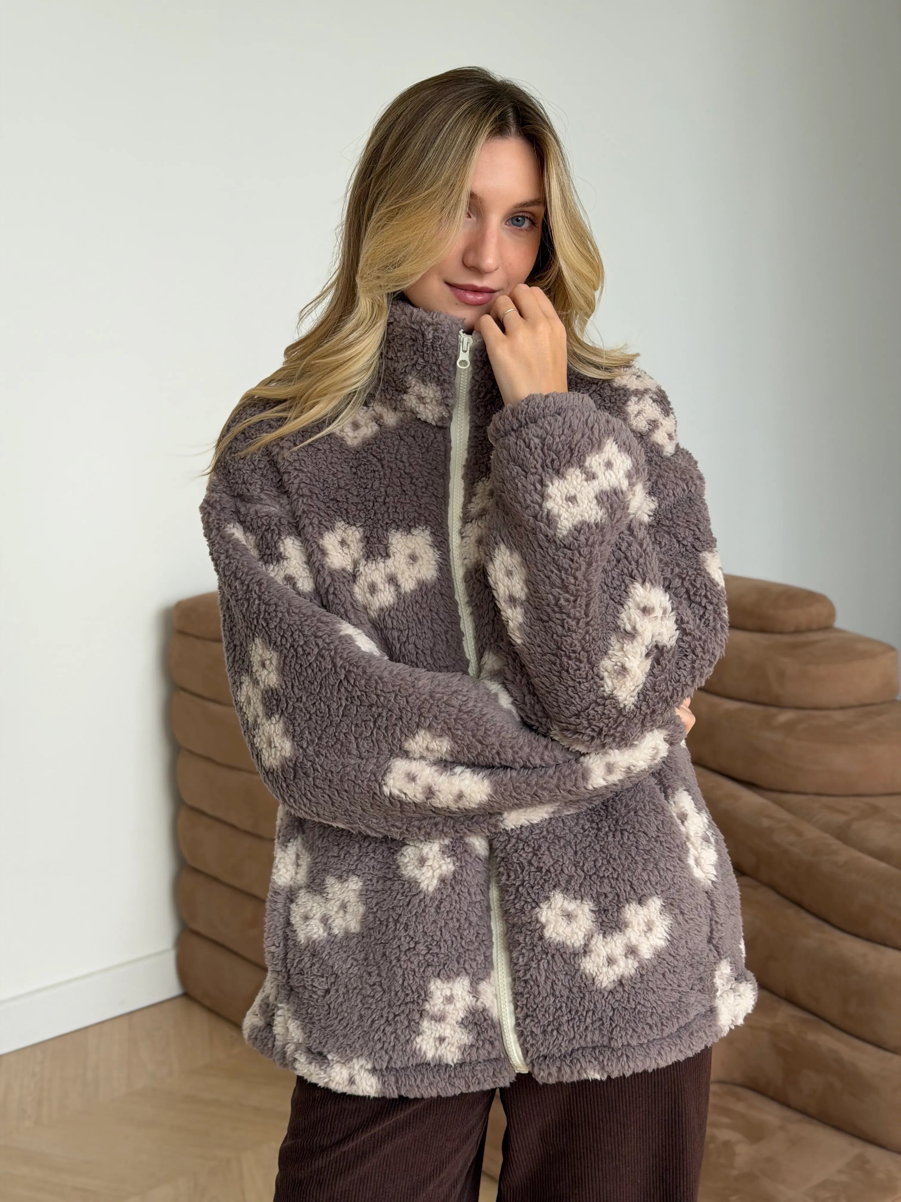 Bluza TEDDY na zamek ze stójką, biała w kwiaty