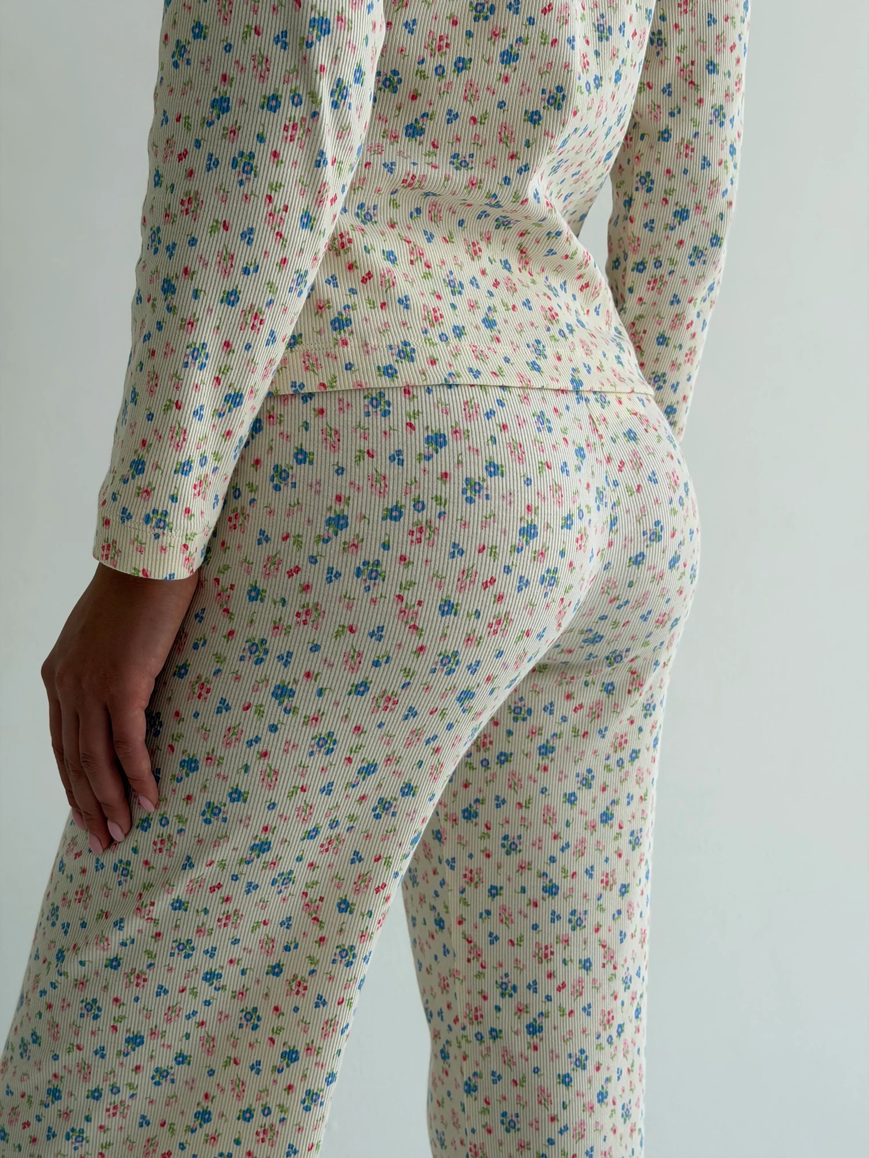 Komplet, longsleeve z guzikami i spodnie, prążek, kolorowy wzór na mlecznym