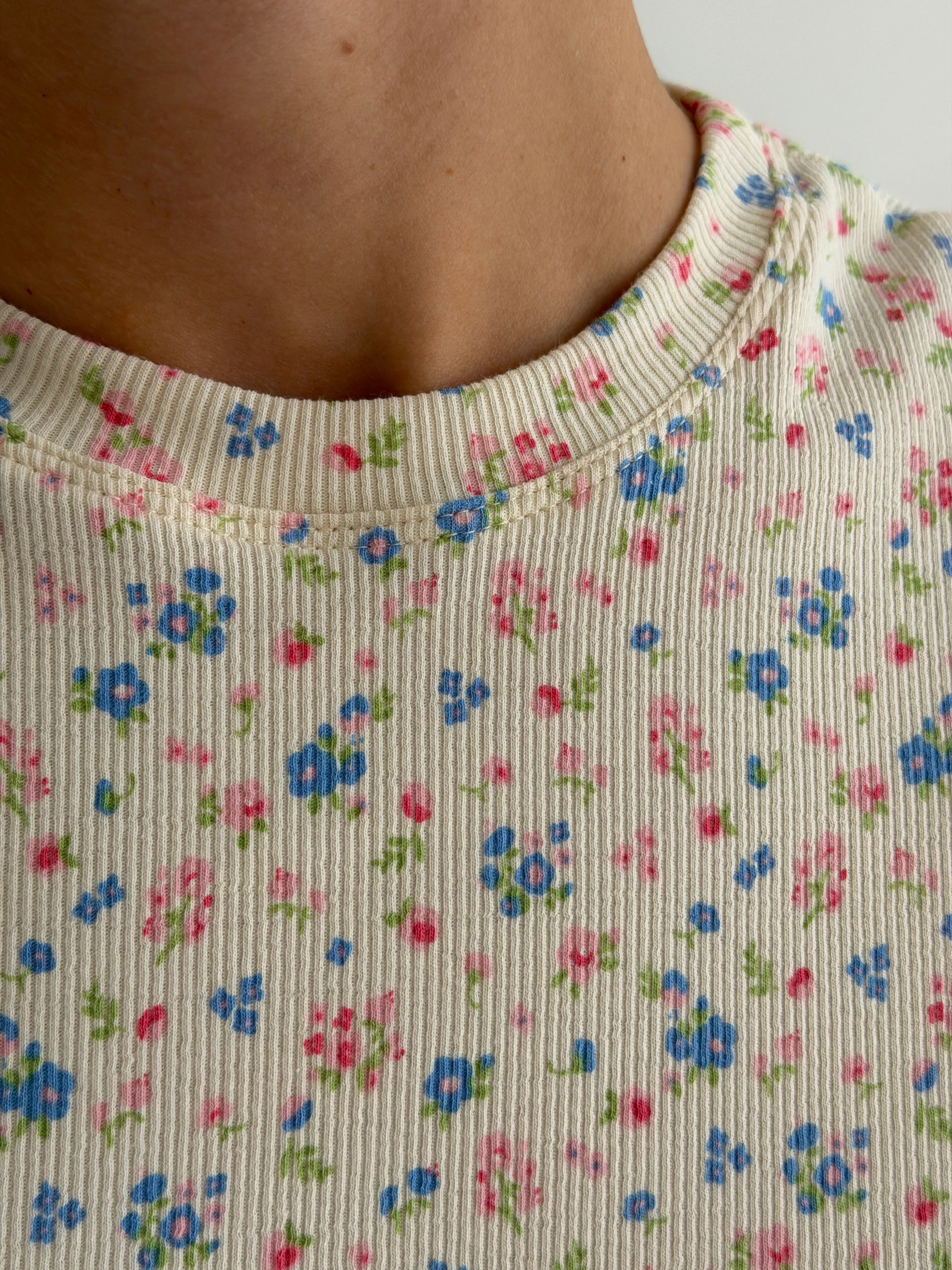Komplet, T-shirt i spodnie, prążek, kolorowy wzór na mlecznym
