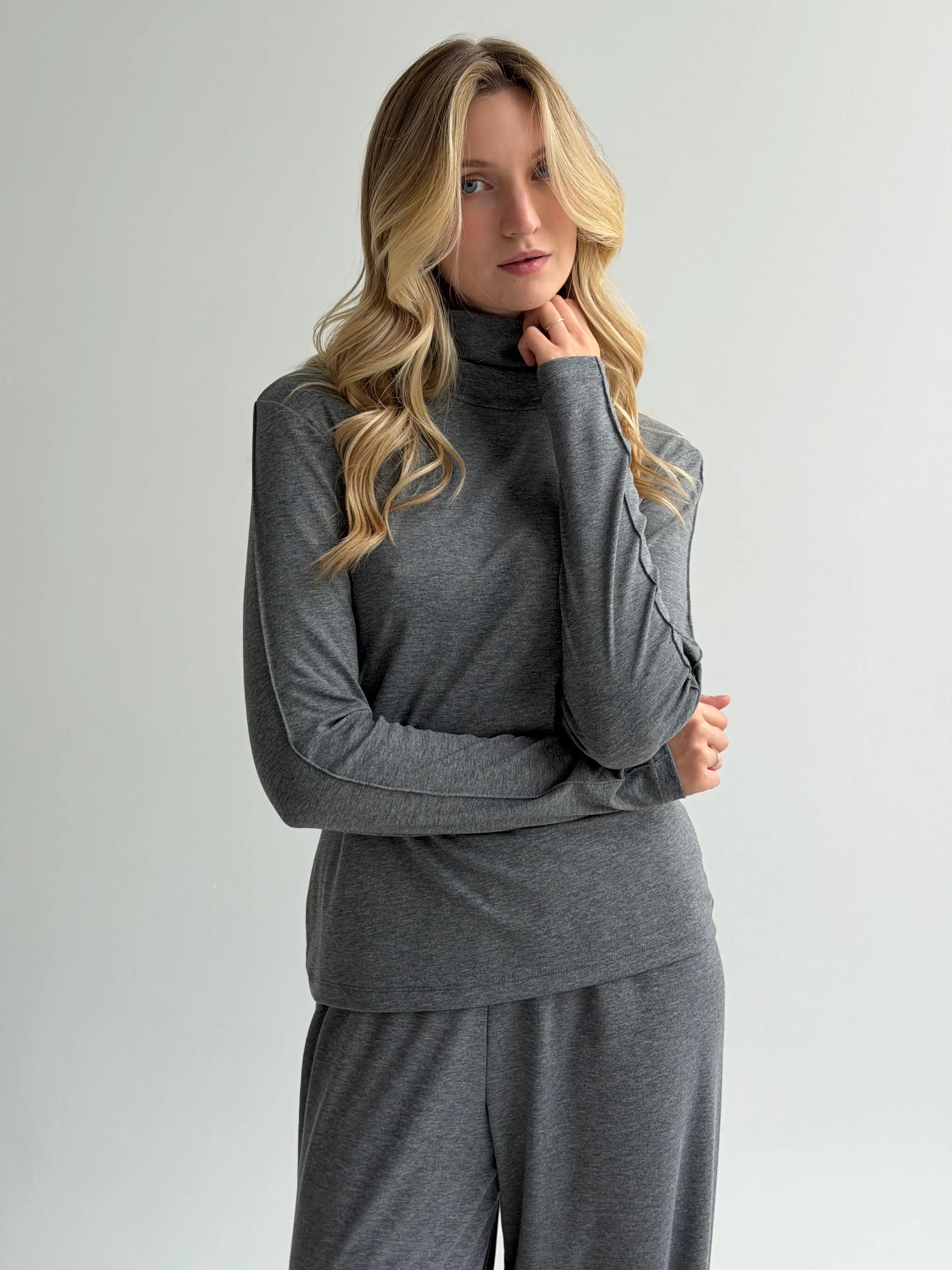 Longsleeve Soft Touch z dzianiny z wysokim kołnierzem, ciemnoszary