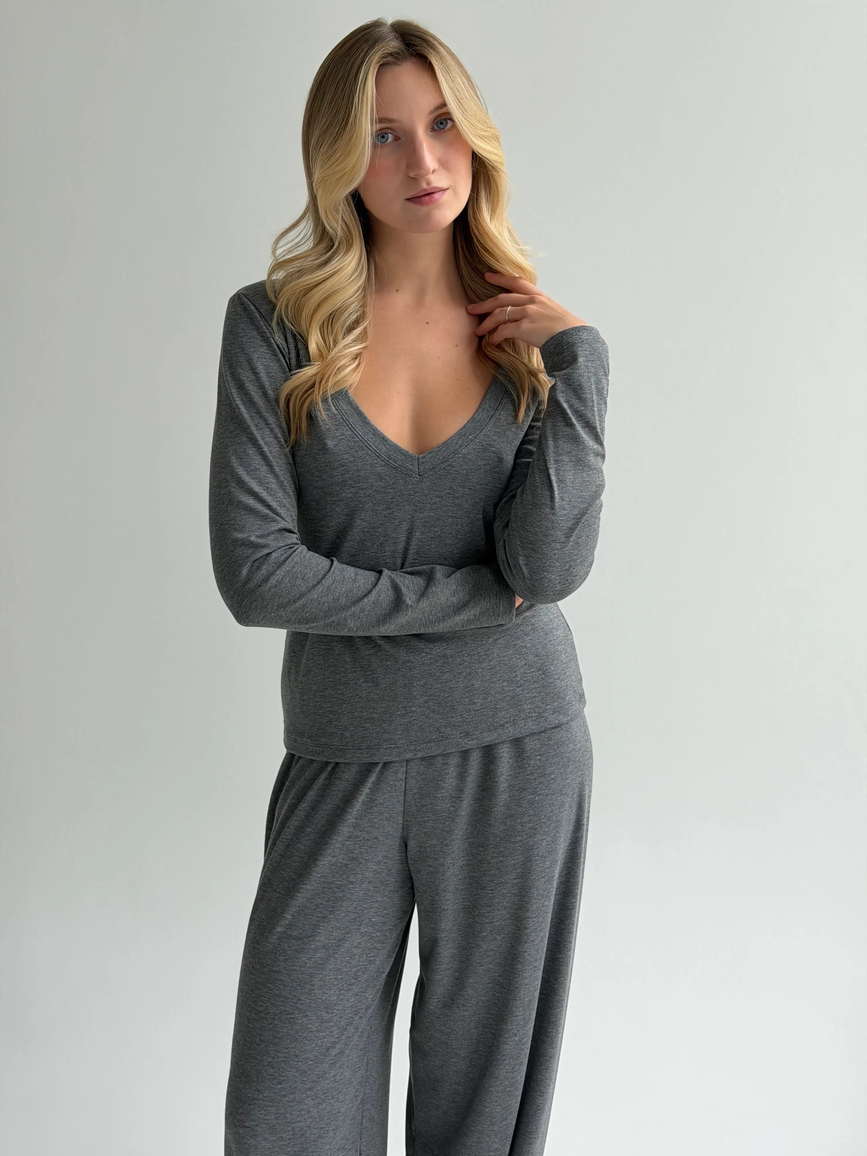 Longsleeve Soft Touch z dzianiny z dekoltem w serek, ciemnoszary