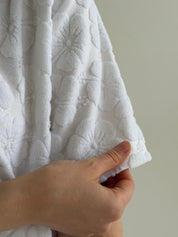 Komplet koszulka z krótkim rękawem i szorty frotte żakardowego w kwiaty, mleczny