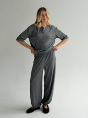 Komplet Soft Touch z dzianiny longsleeve i spodnie typu szarawary, ciemnoszary