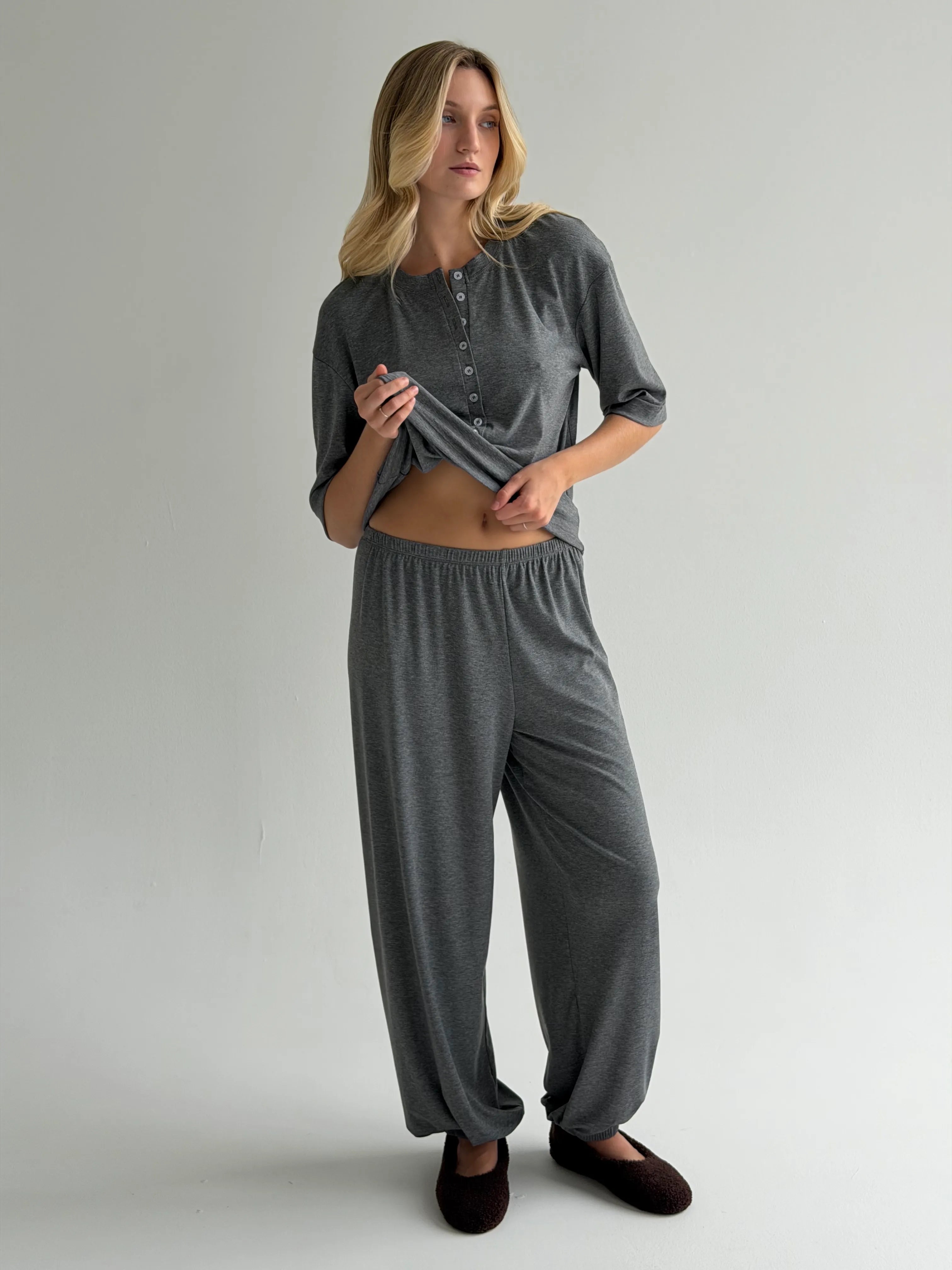 Komplet Soft Touch z dzianiny longsleeve i spodnie typu szarawary, ciemnoszary