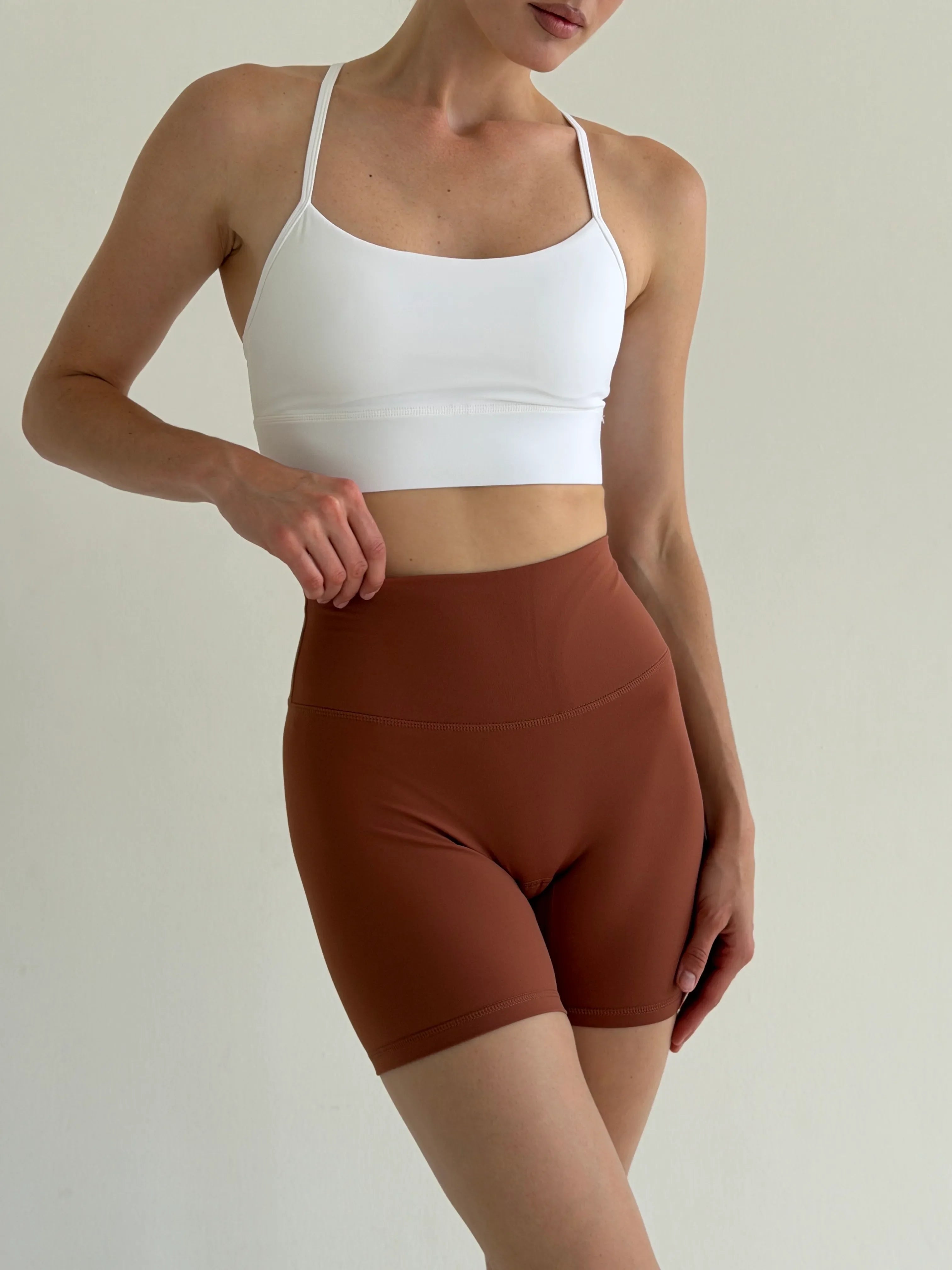 Top do jogi z plecami w stylu wrestlera, biały