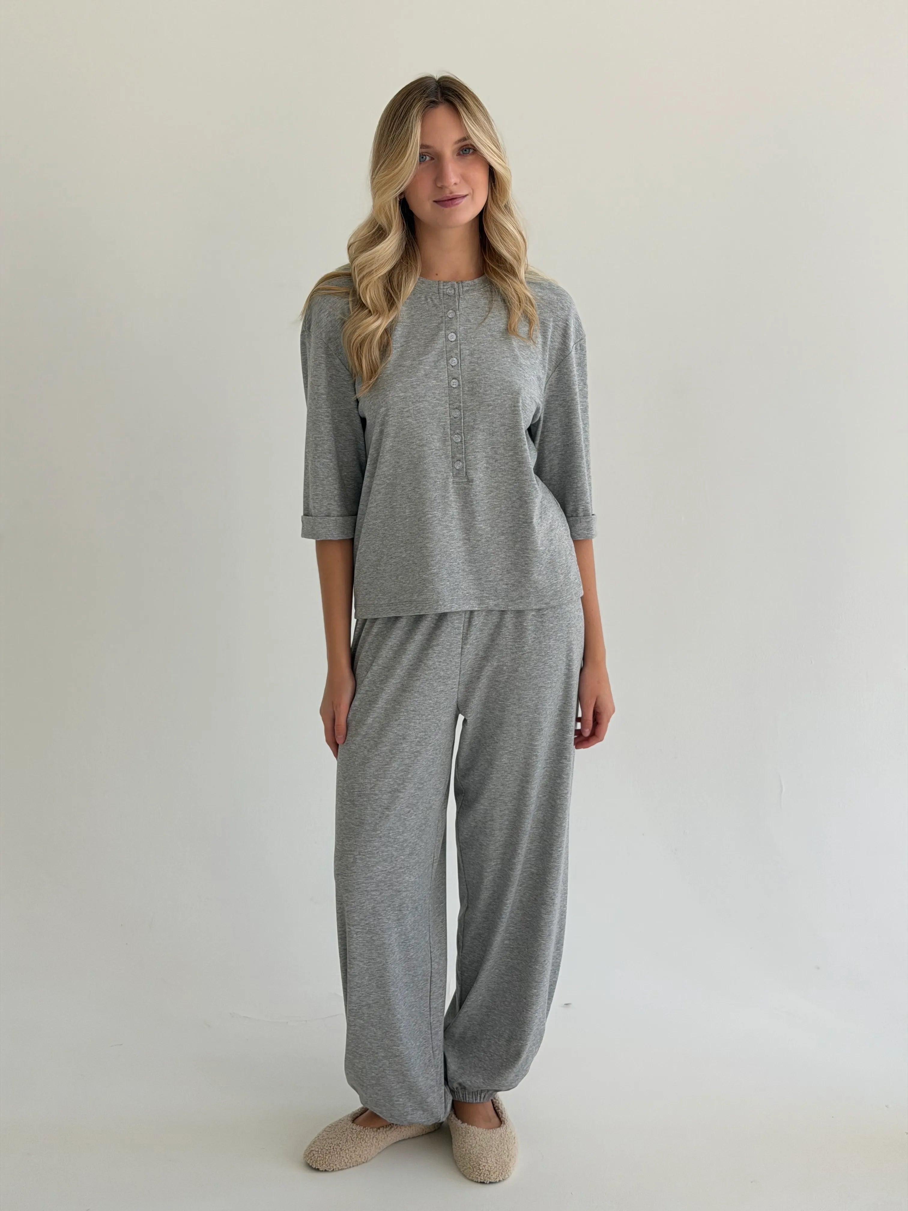 Komplet Soft Touch z dzianiny longsleeve i spodnie typu szarawary, szary
