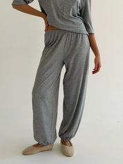 Komplet Soft Touch z dzianiny longsleeve i spodnie typu szarawary, szary