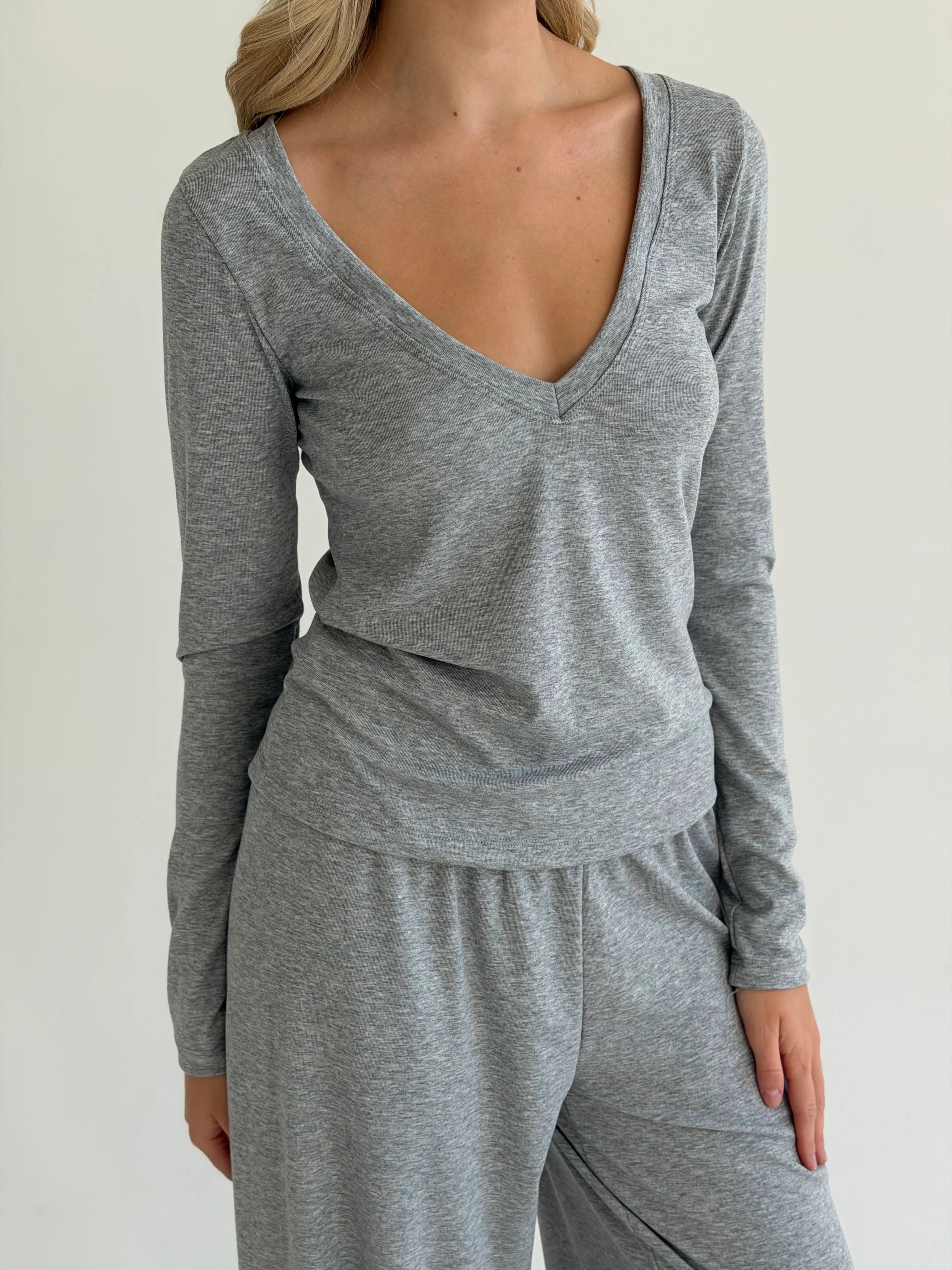 Longsleeve Soft Touch z dzianiny z dekoltem w serek, szary