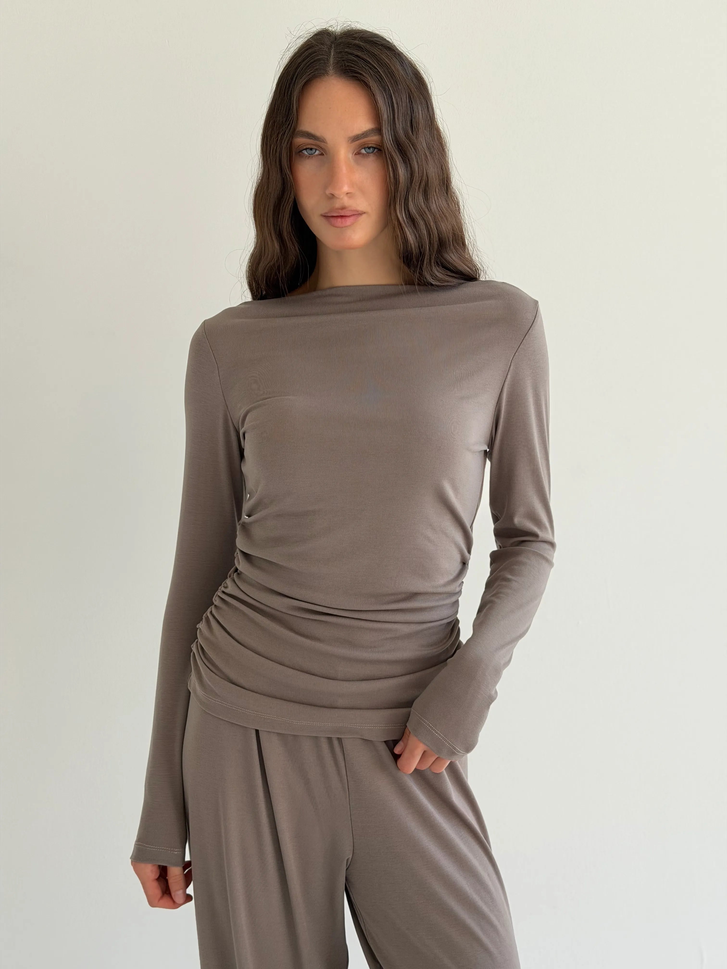 Longsleeve Soft Touch z dzianiny z dekoltem w łódkę, beżowy
