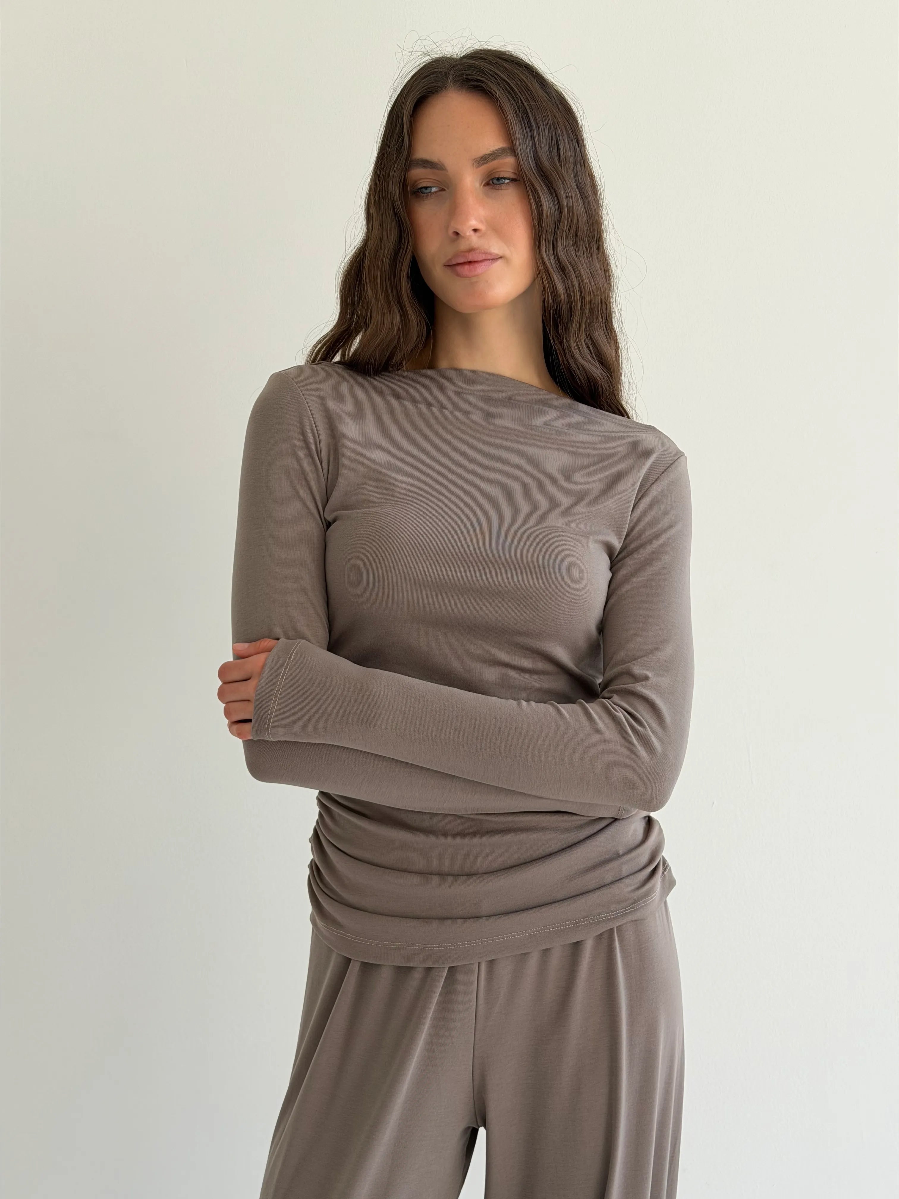 Longsleeve Soft Touch z dzianiny z dekoltem w łódkę, beżowy