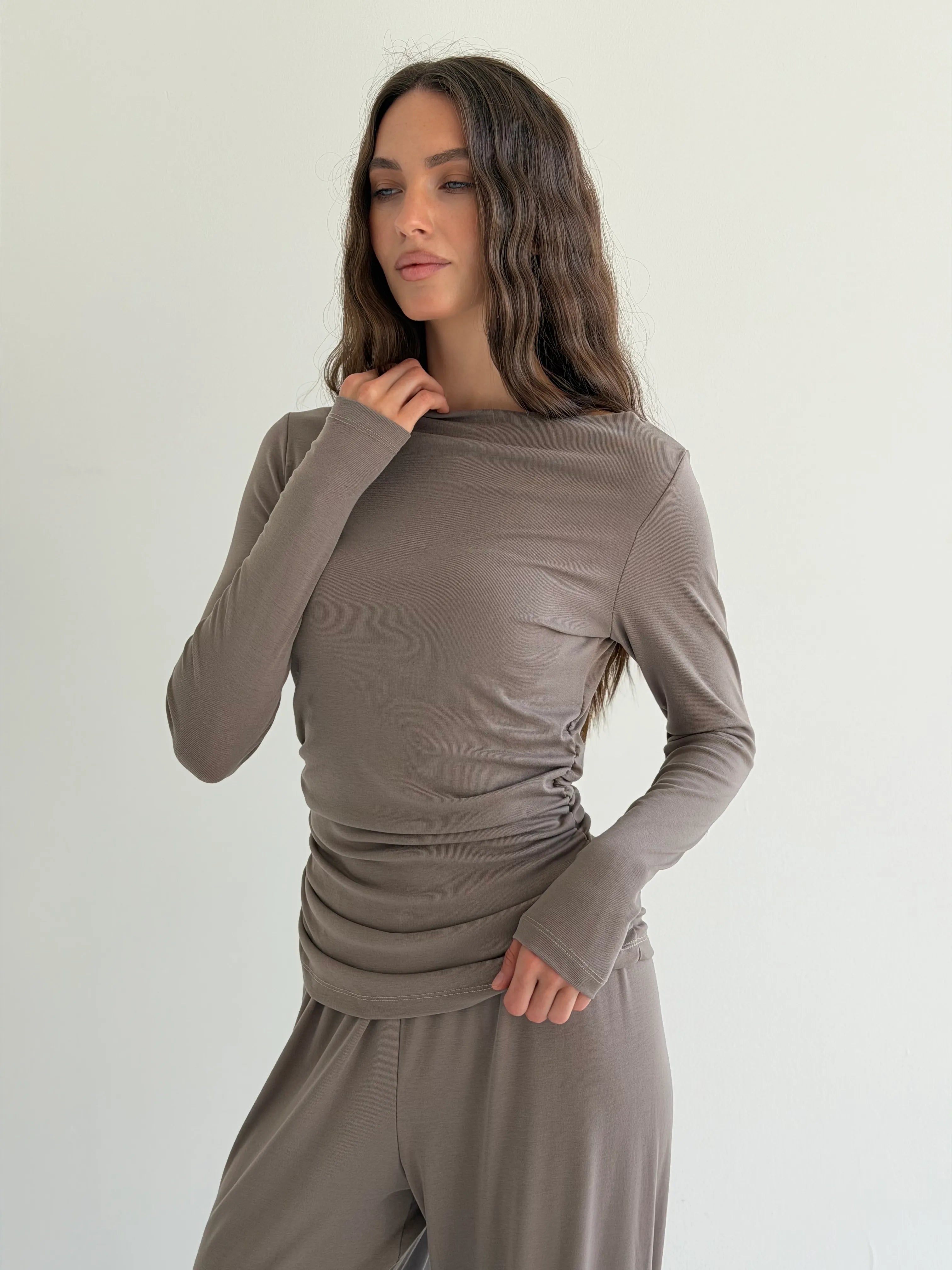 Longsleeve Soft Touch z dzianiny z dekoltem w łódkę, beżowy