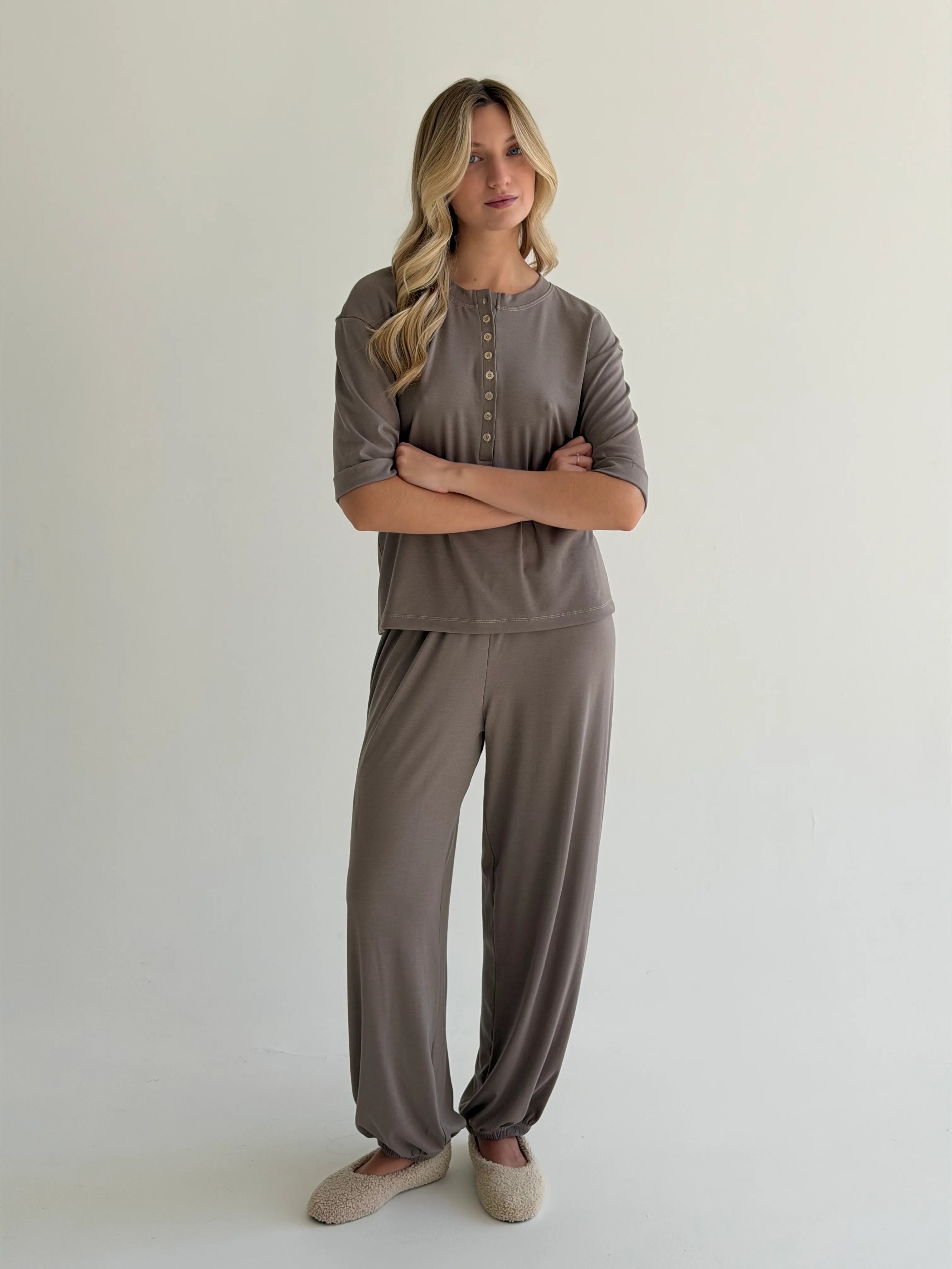 Komplet Soft Touch z dzianiny longsleeve i spodnie typu szarawary, beżowy