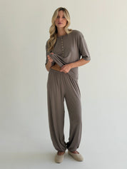 Komplet Soft Touch z dzianiny longsleeve i spodnie typu szarawary, beżowy