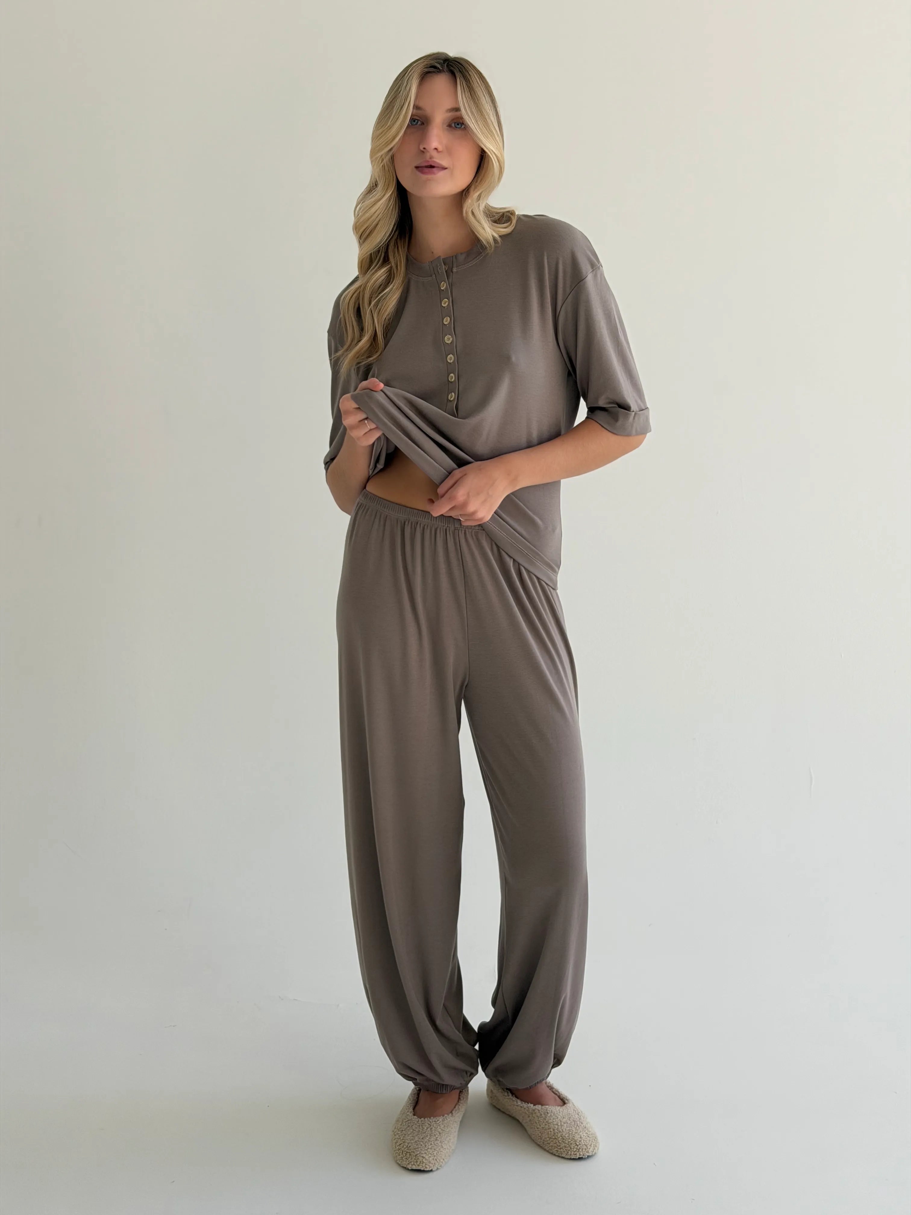 Komplet Soft Touch z dzianiny longsleeve i spodnie typu szarawary, beżowy