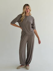Komplet Soft Touch z dzianiny longsleeve i spodnie typu szarawary, beżowy