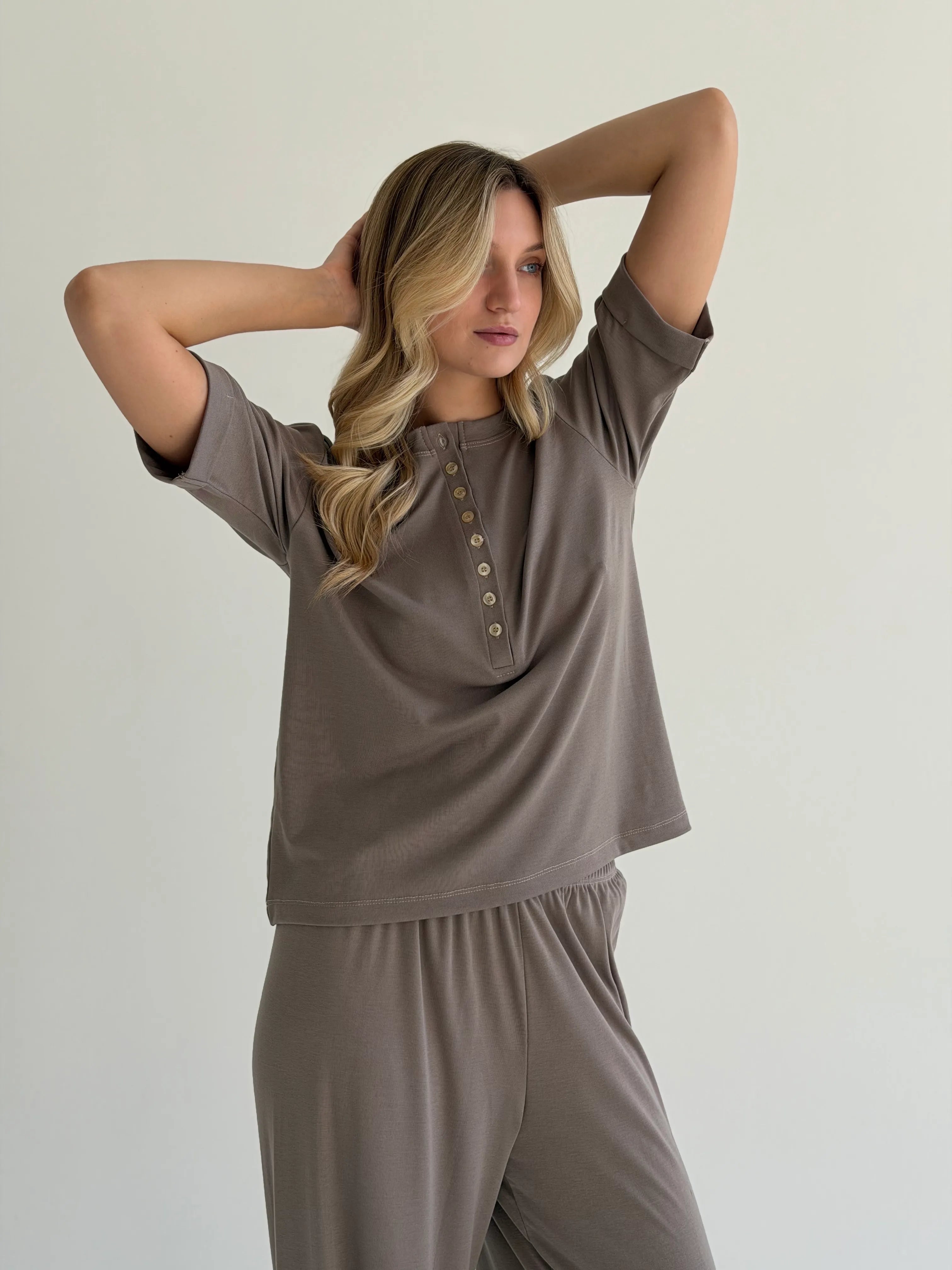 Komplet Soft Touch z dzianiny longsleeve i spodnie typu szarawary, beżowy