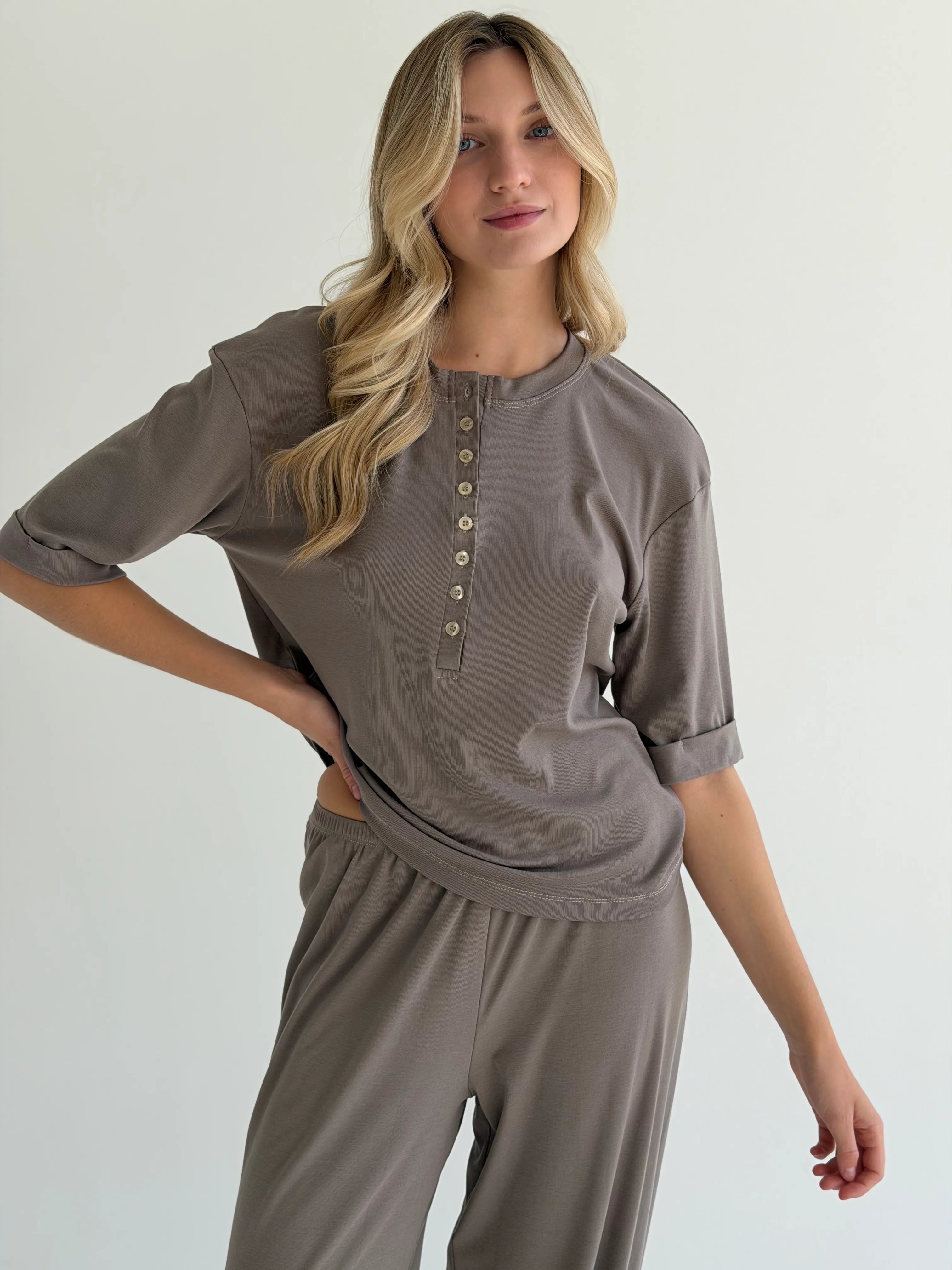 Komplet Soft Touch z dzianiny longsleeve i spodnie typu szarawary, beżowy