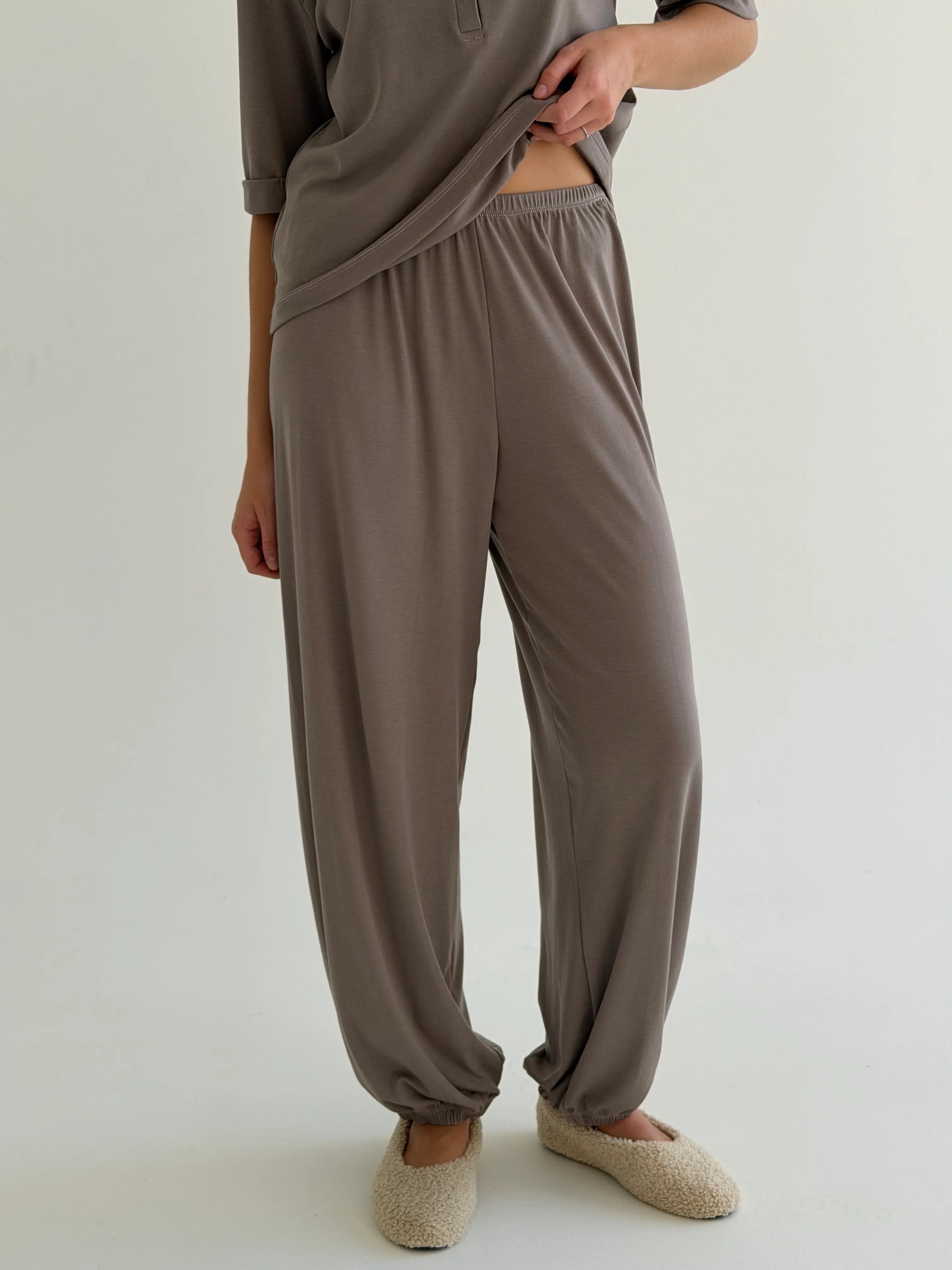 Komplet Soft Touch z dzianiny longsleeve i spodnie typu szarawary, beżowy
