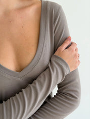 Longsleeve Soft Touch z dzianiny z dekoltem w serek, beżowy