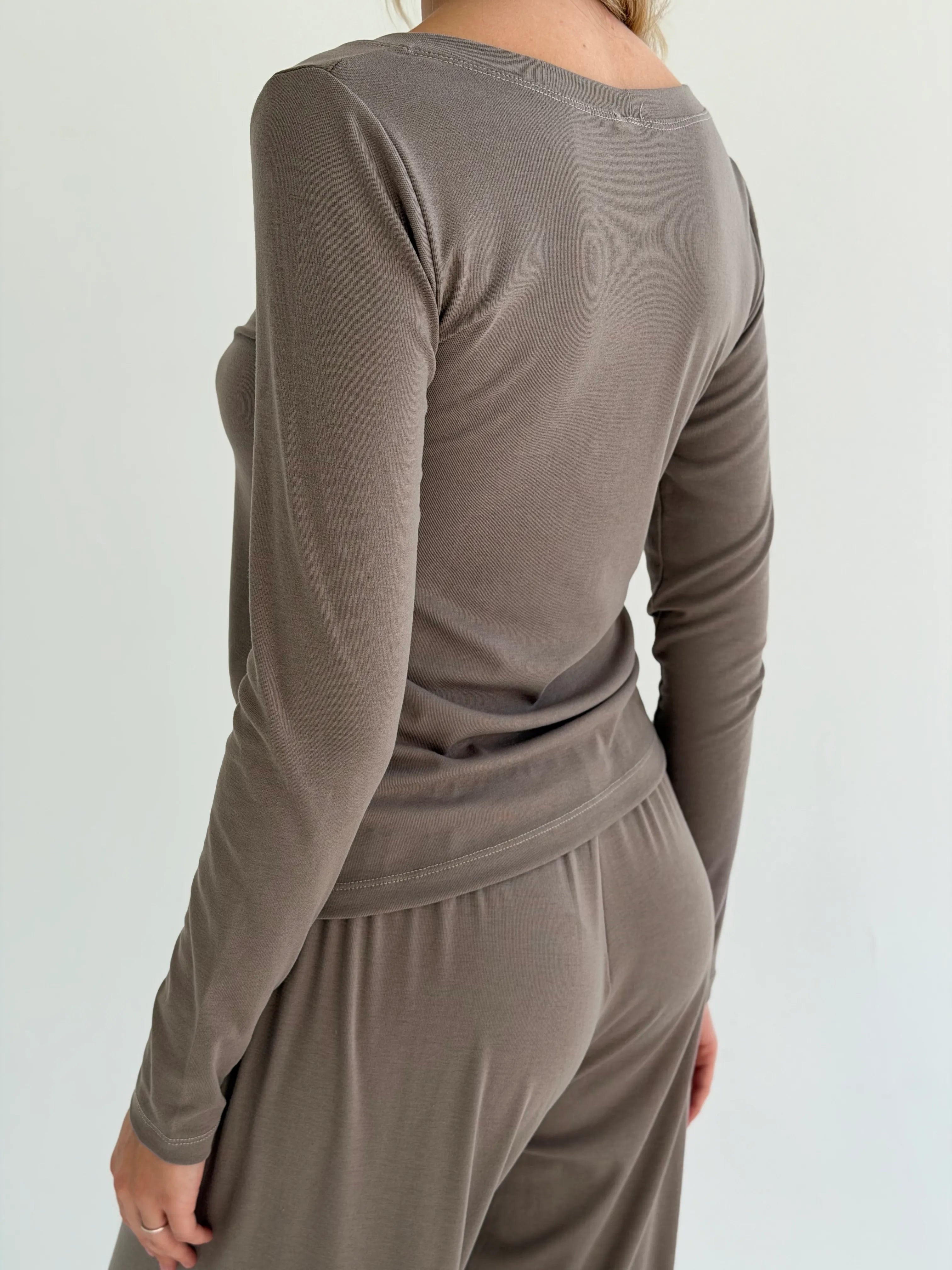 Longsleeve Soft Touch z dzianiny z dekoltem w serek, beżowy