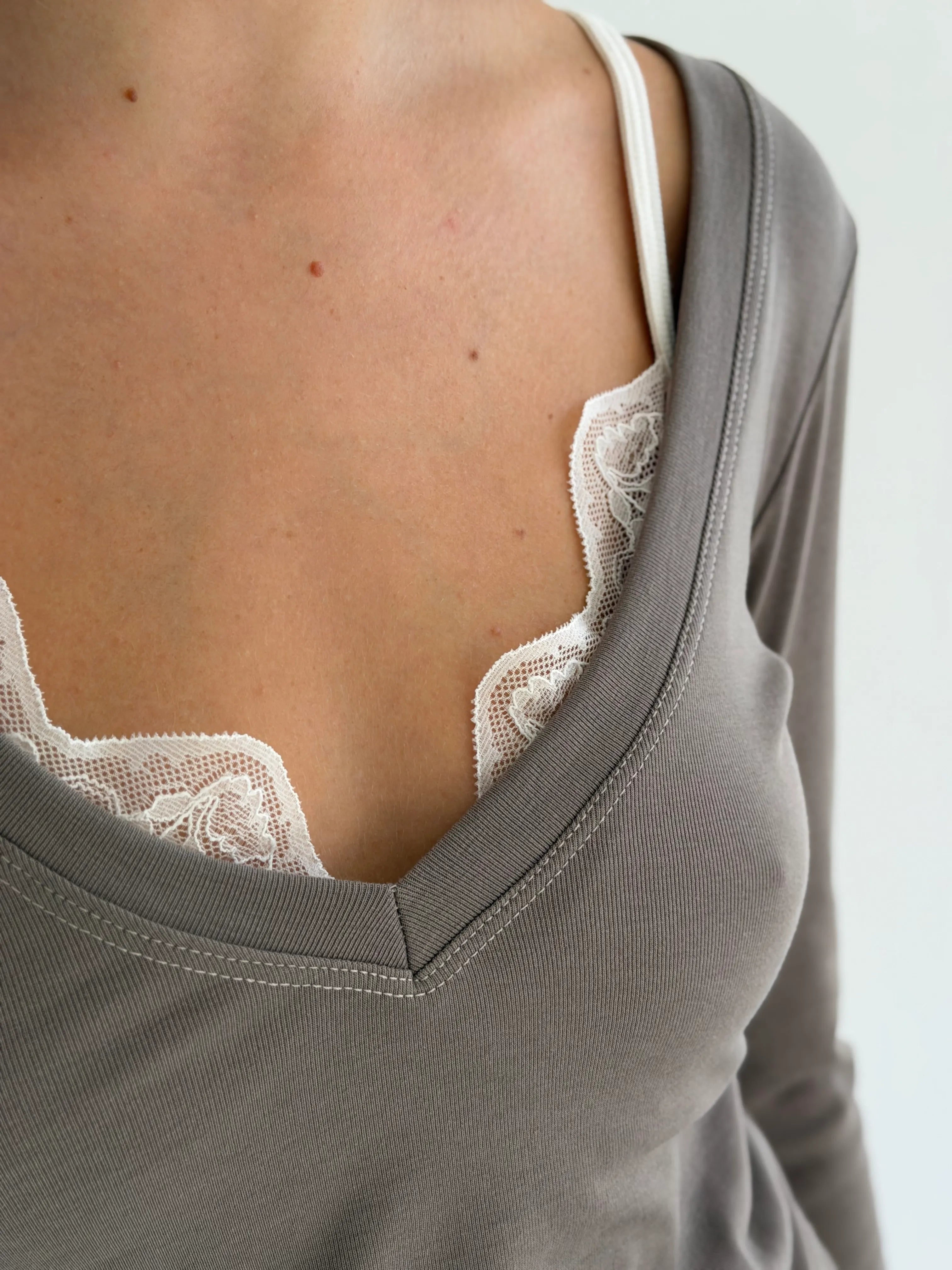 Longsleeve Soft Touch z dzianiny z dekoltem w serek, beżowy