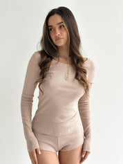 Koszulka longsleeve z dekoltem na guziki, dzianina prążkowana, beżowa