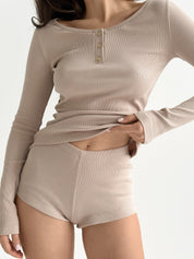 Koszulka longsleeve z dekoltem na guziki, dzianina prążkowana, beżowa