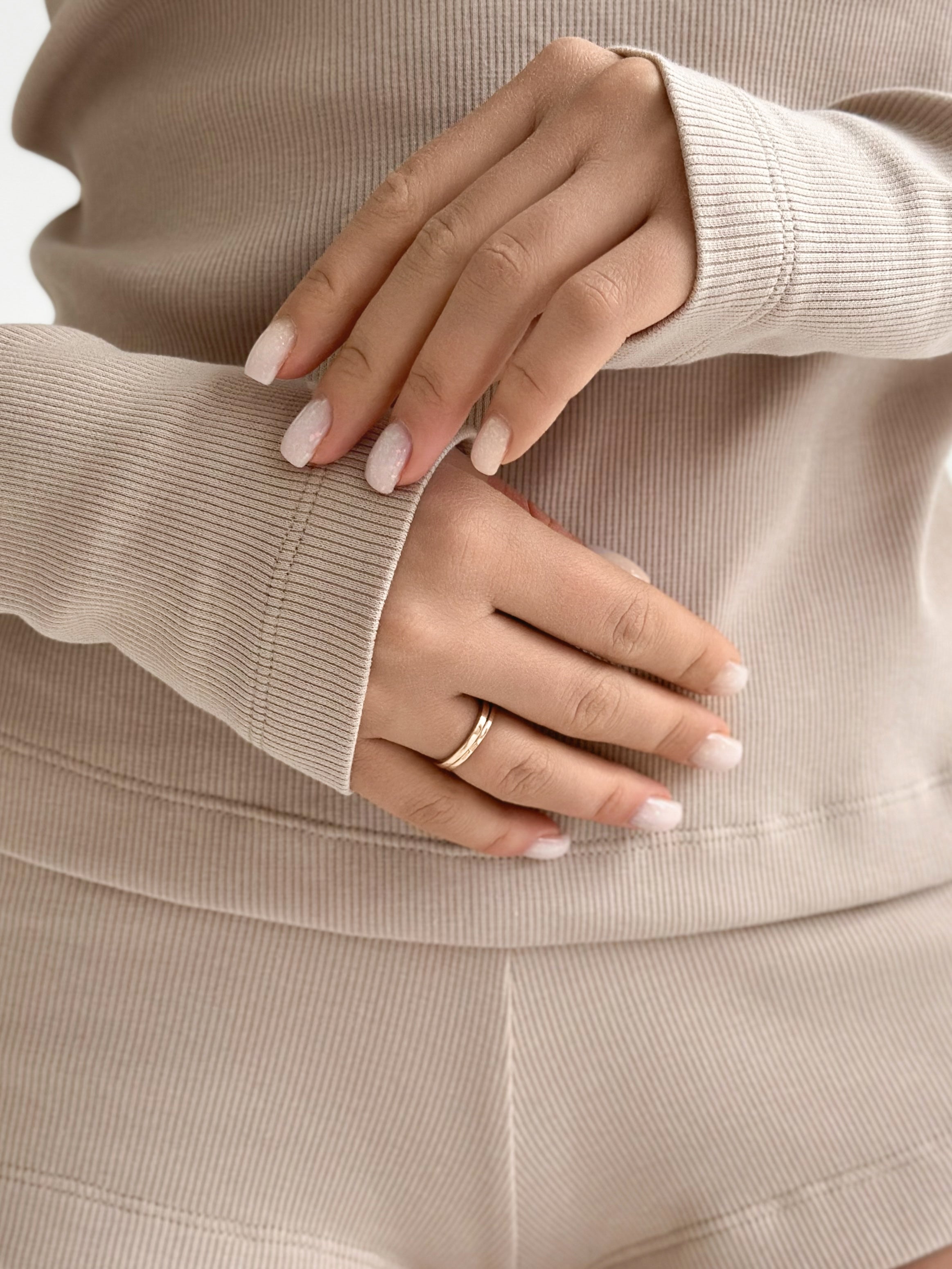 Koszulka longsleeve z dekoltem na guziki, dzianina prążkowana, beżowa