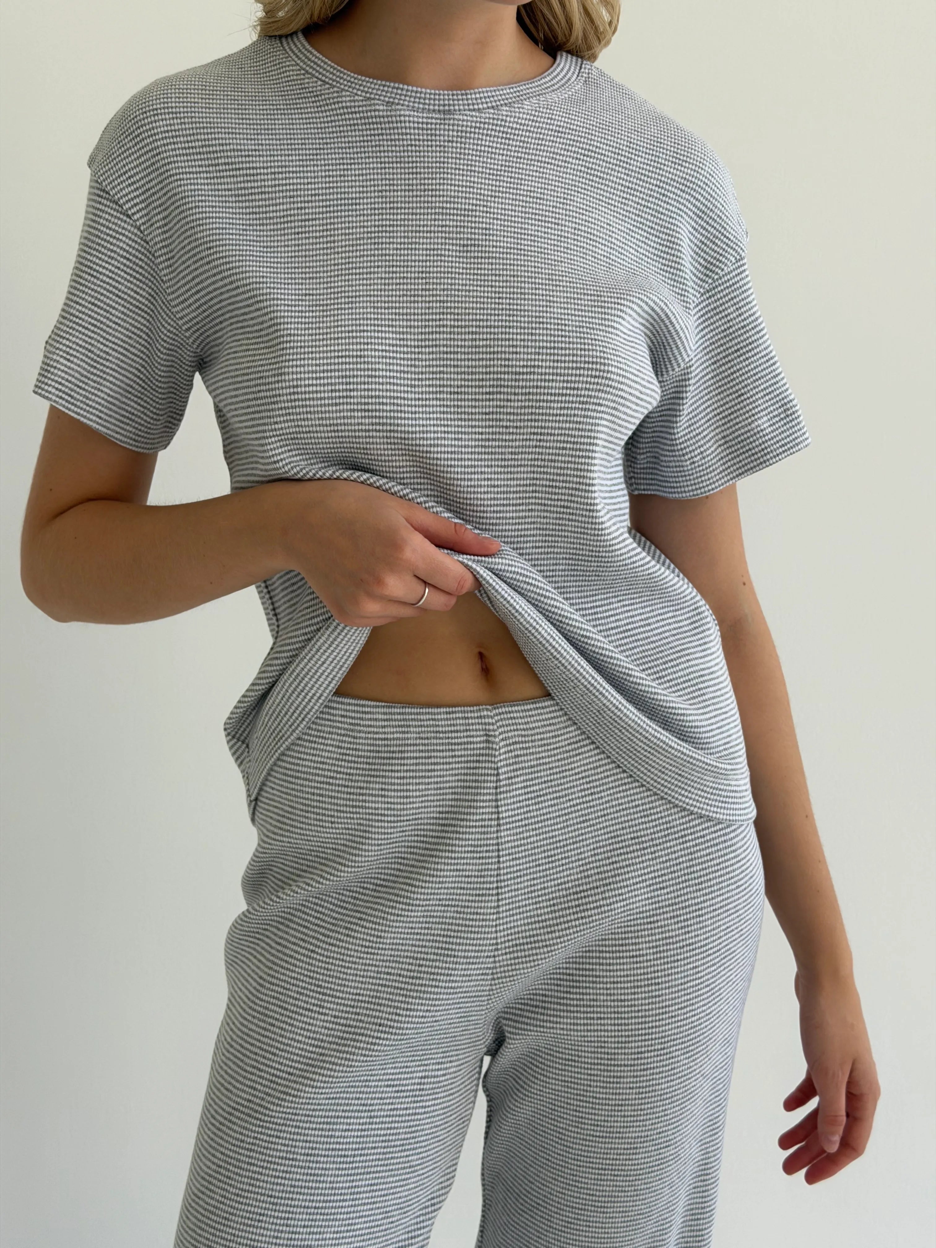 Komplet T-shirt i spodnie w prążek, szare paski na białym