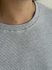 Komplet T-shirt i spodnie w prążek, szare paski na białym