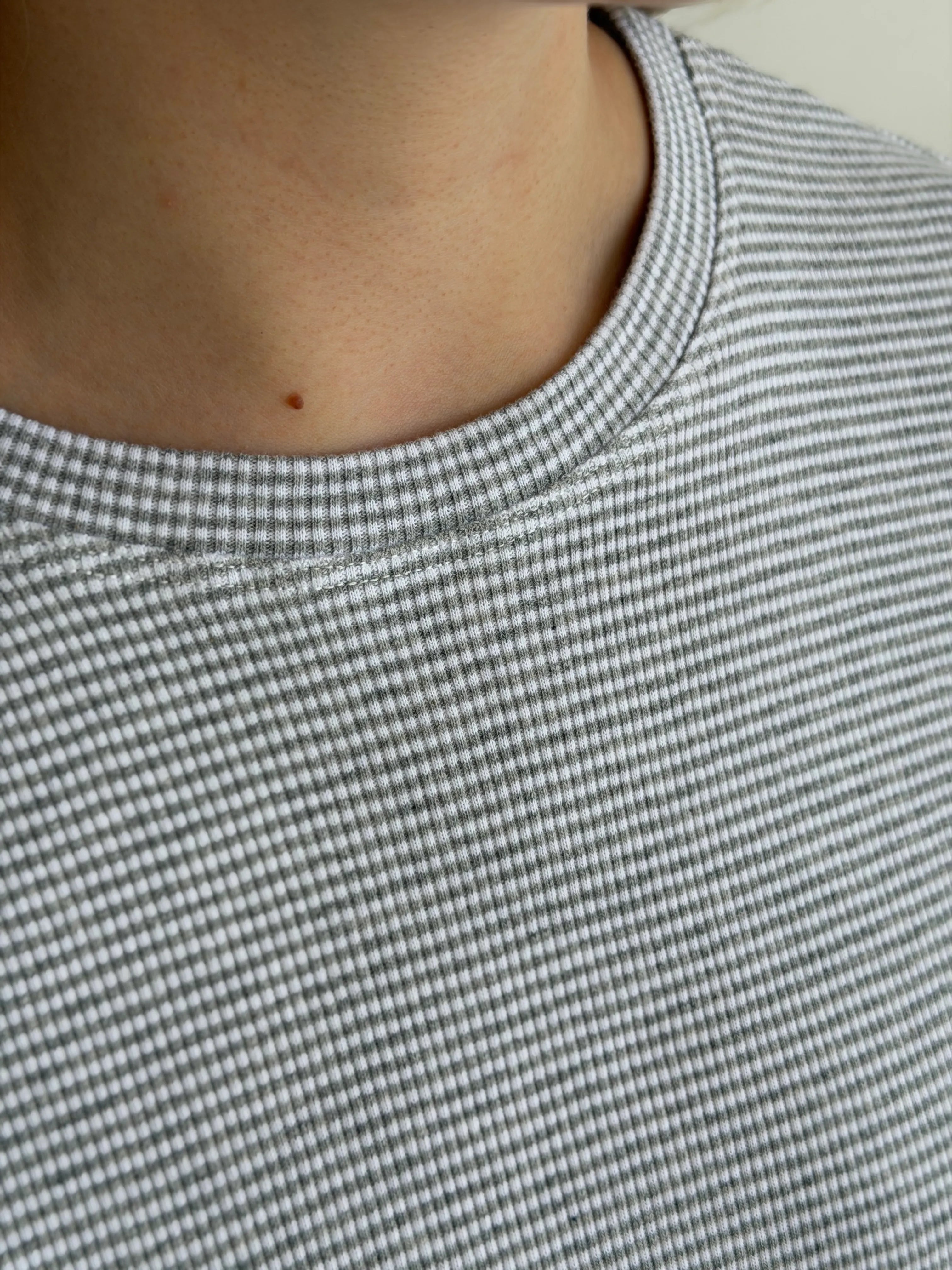 Komplet T-shirt i spodnie w prążek, szare paski na białym