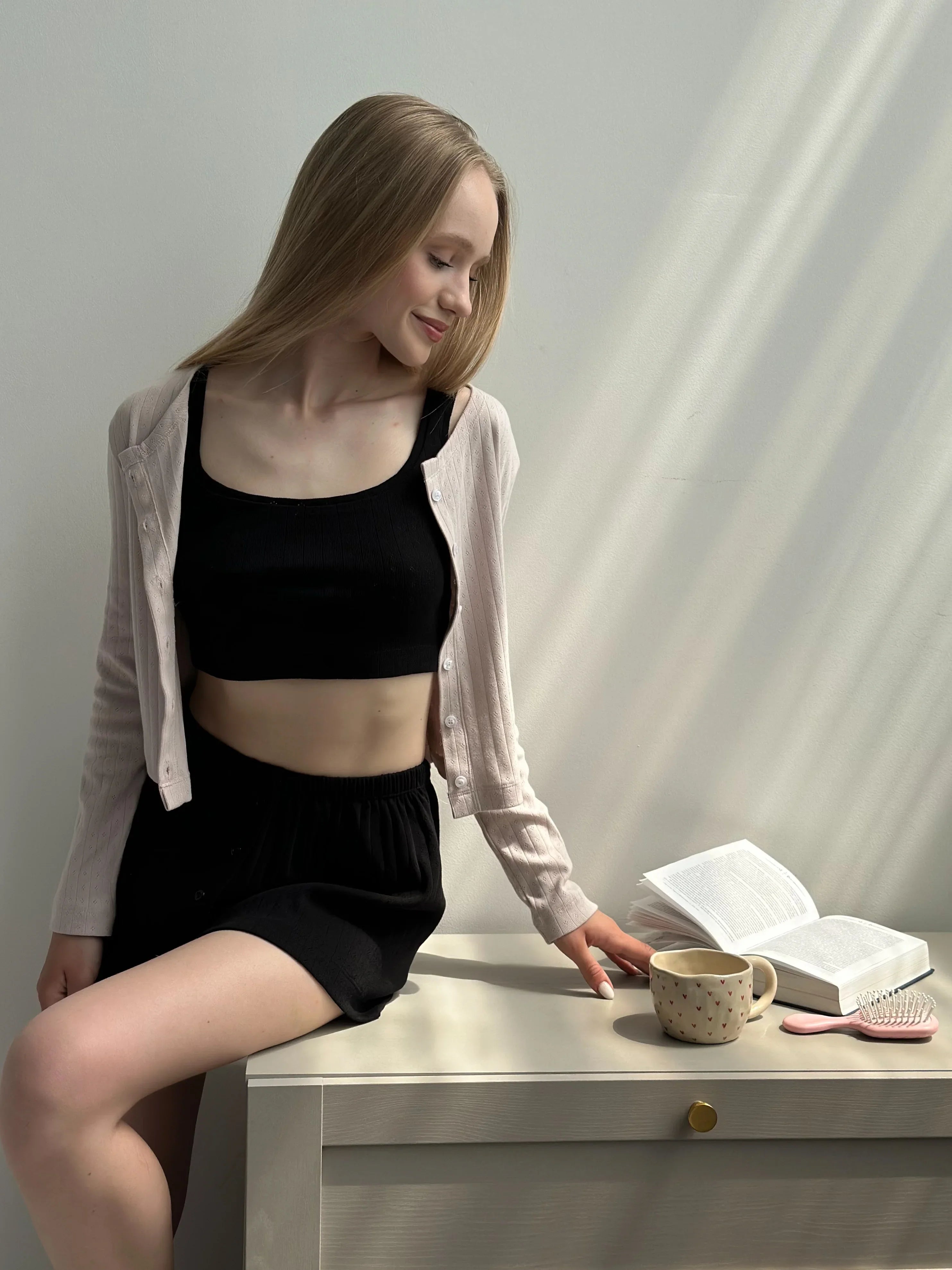 Top mini z ribany prążkowanej, czarny