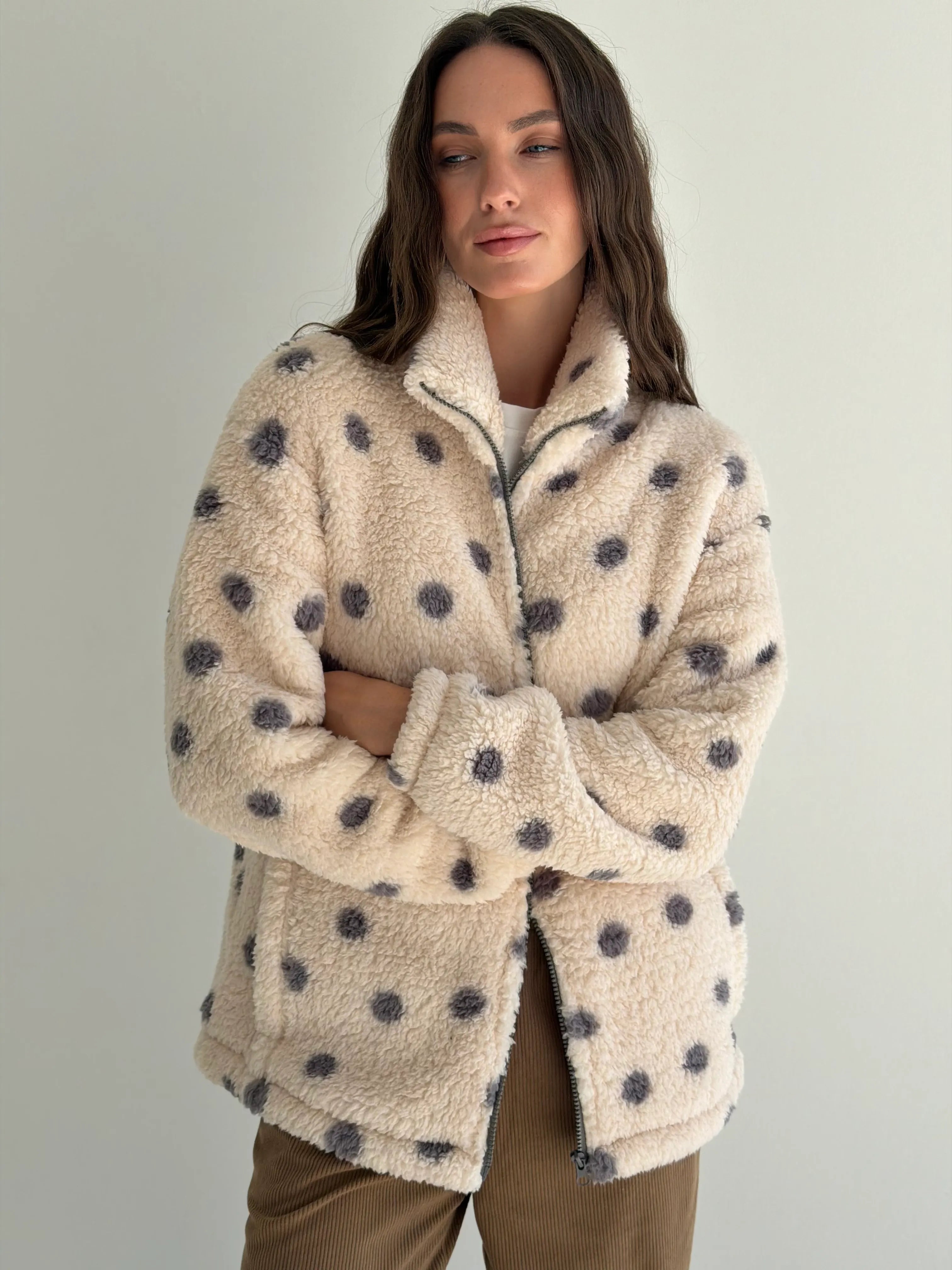 Bluza TEDDY na zamek ze stójką, czarna w groszki