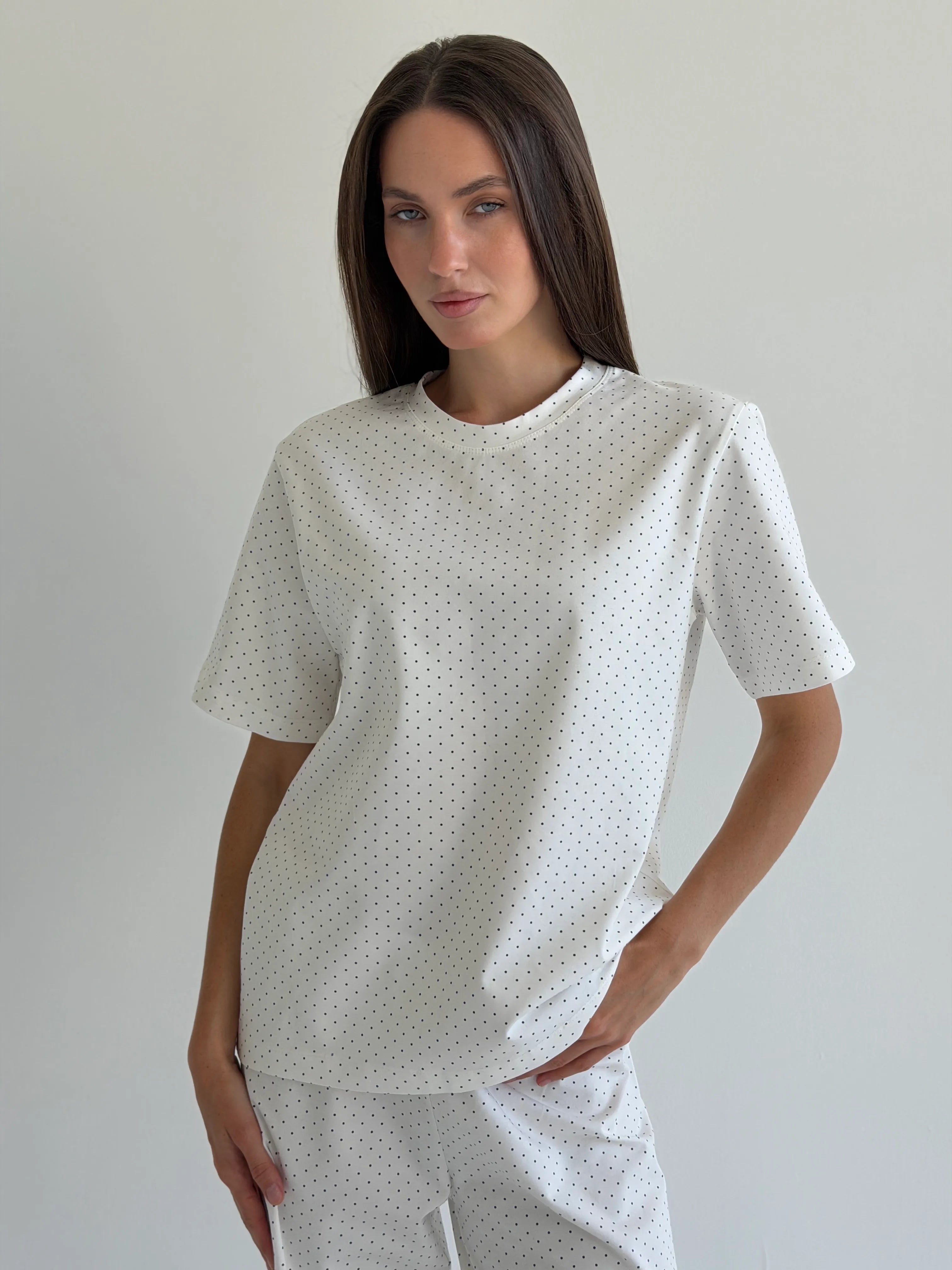 Komplet dzianinowy, T-shirt i spodnie, niebieskie groszki na białym
