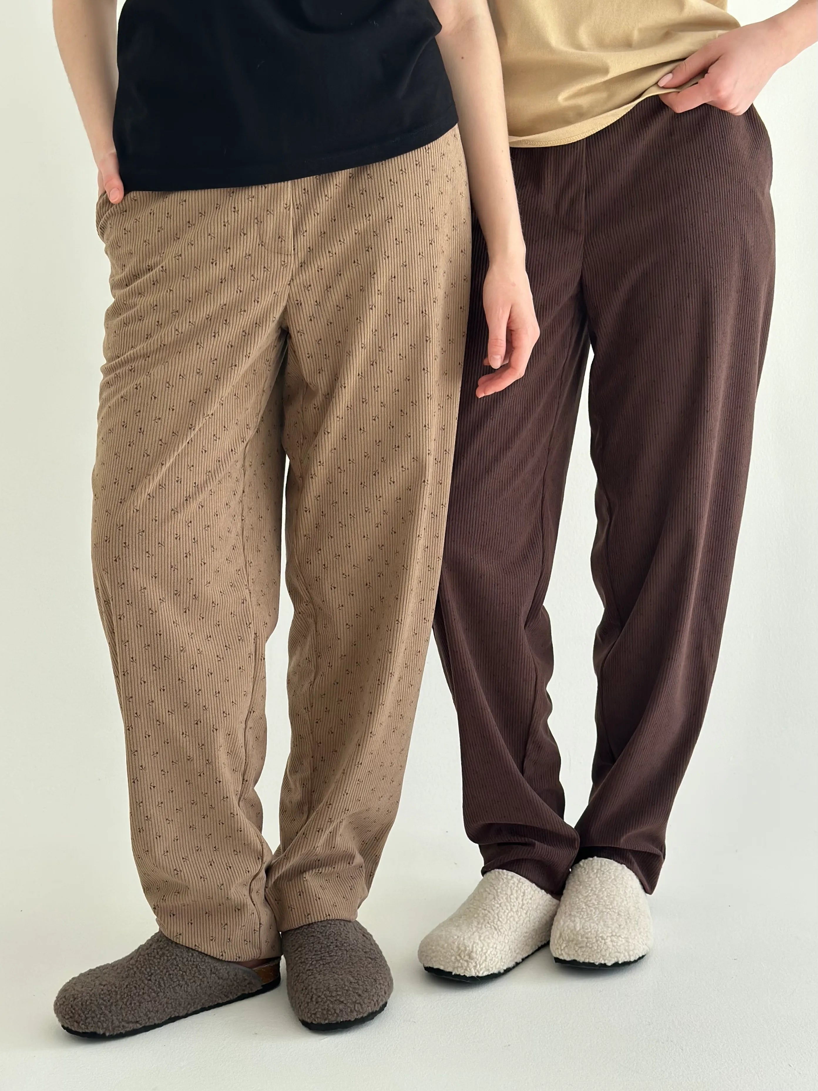 Spodnie typu mom sztruks, brązowe w pąki