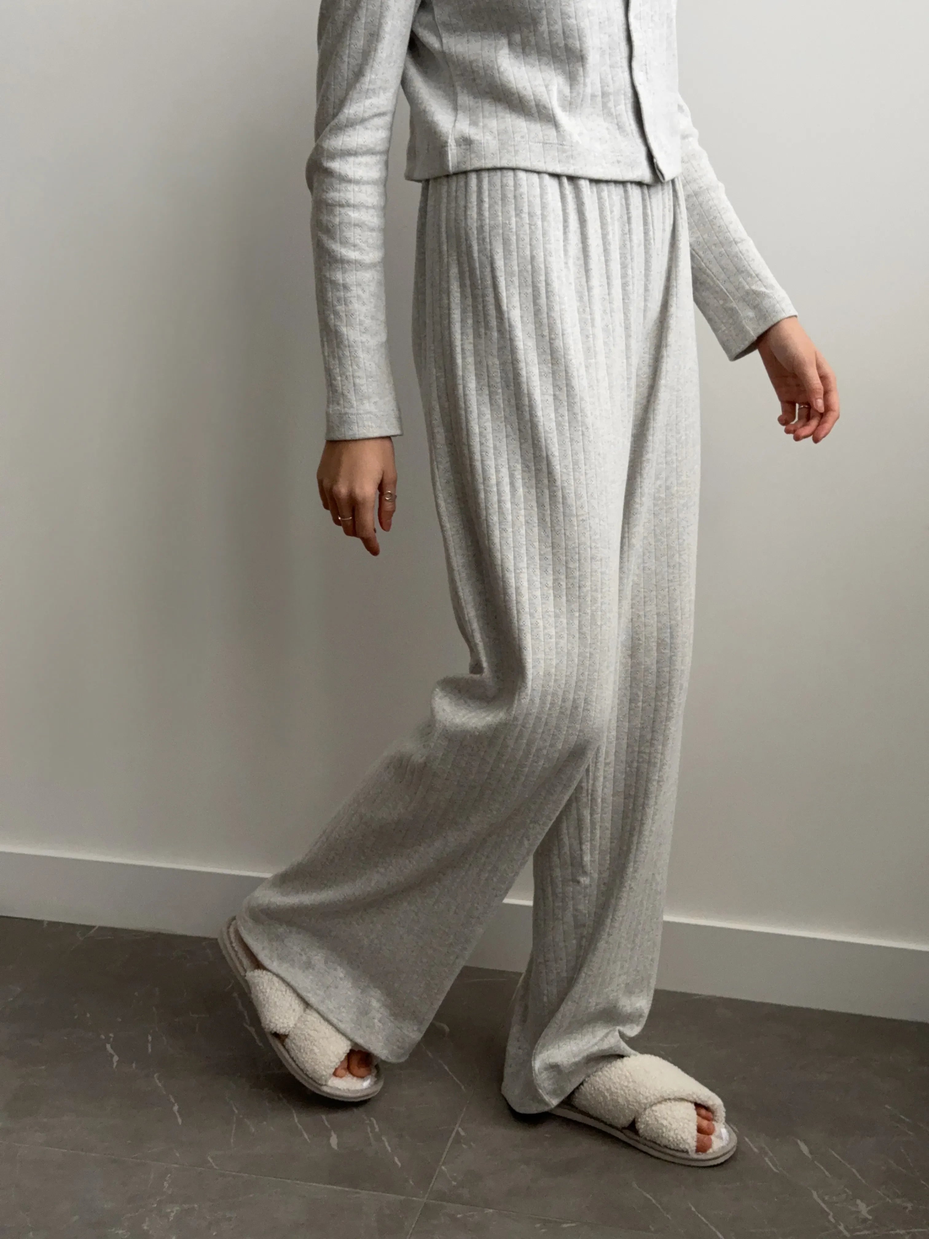 Koszulka longsleeve rozpinana z guzikami, z ribany prążkowanej, jasnoszara