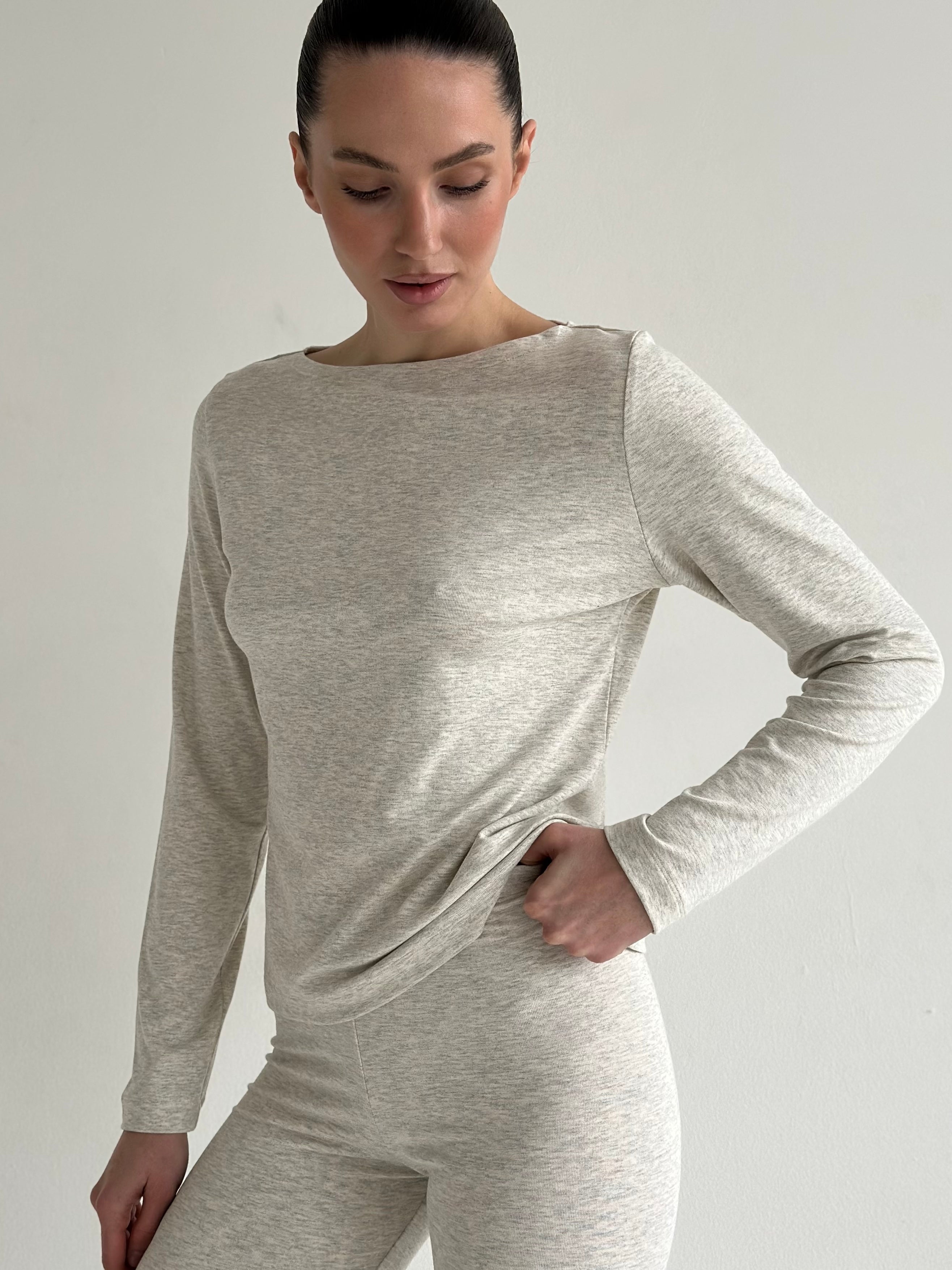 Komplet „Delicacy” koszulka longsleeve z dekoltem łódka i legginsy, z dzianiny, beżowo-szary